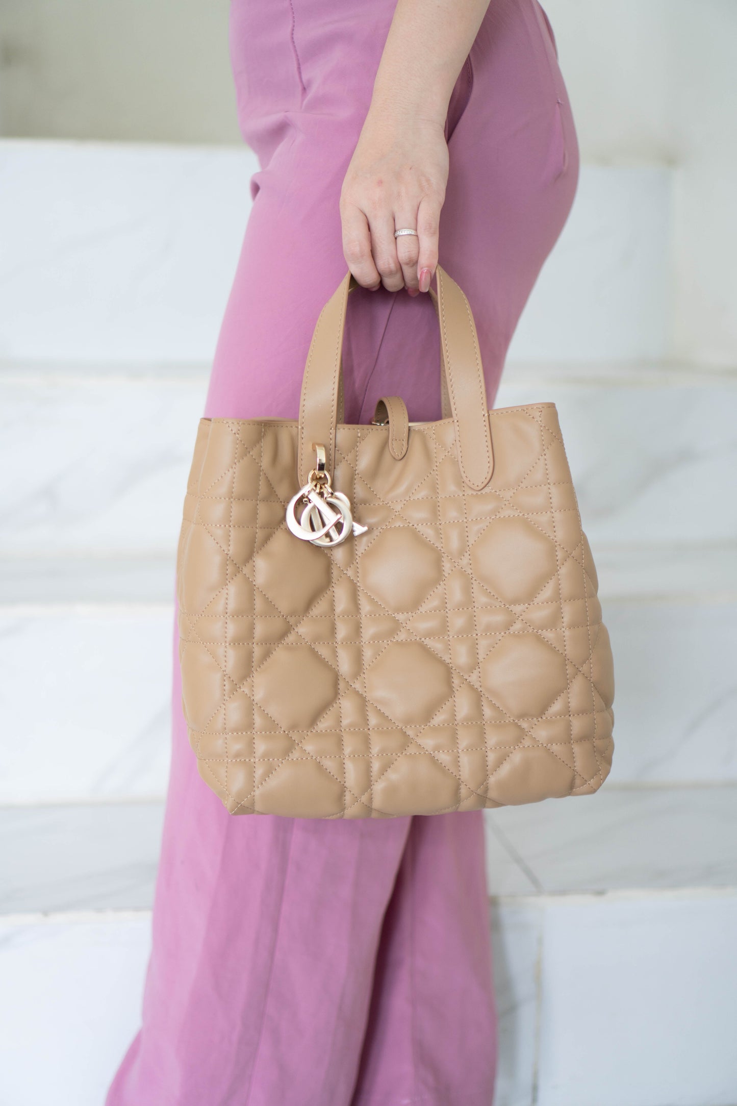 Toujours Vertical Tote – Medium Tan