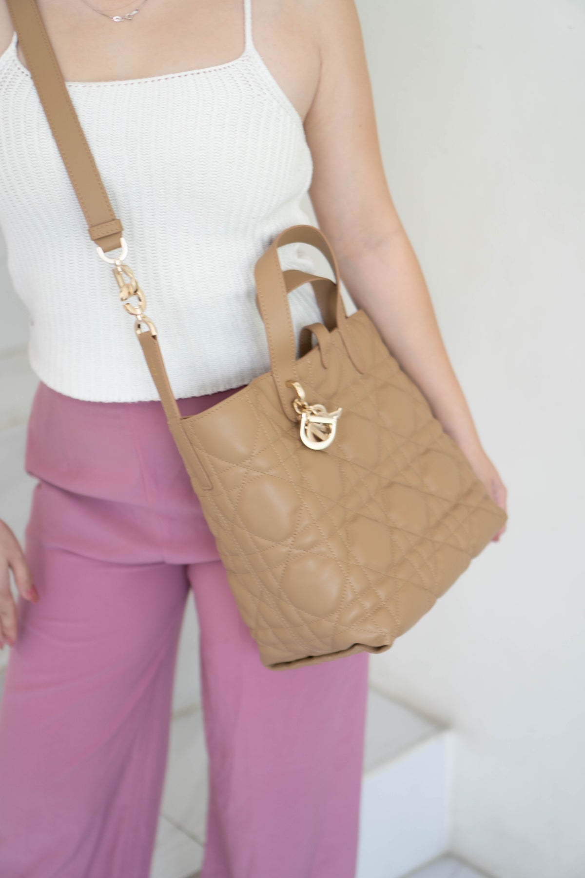 Toujours Vertical Tote – Medium Tan
