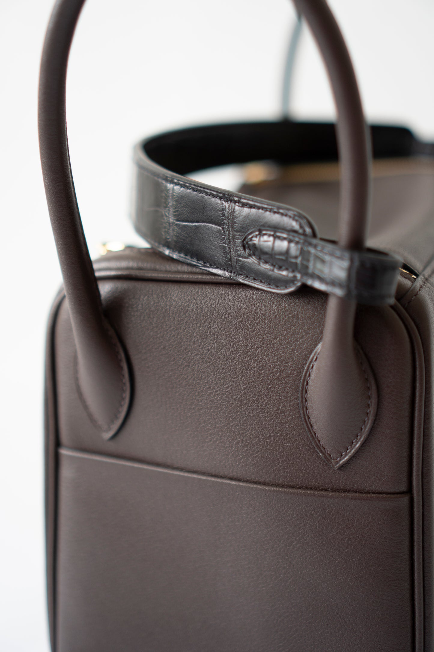 Lind 26 – Ebene Volupto Leather with Matte Croc Strap and Gold Hardware
