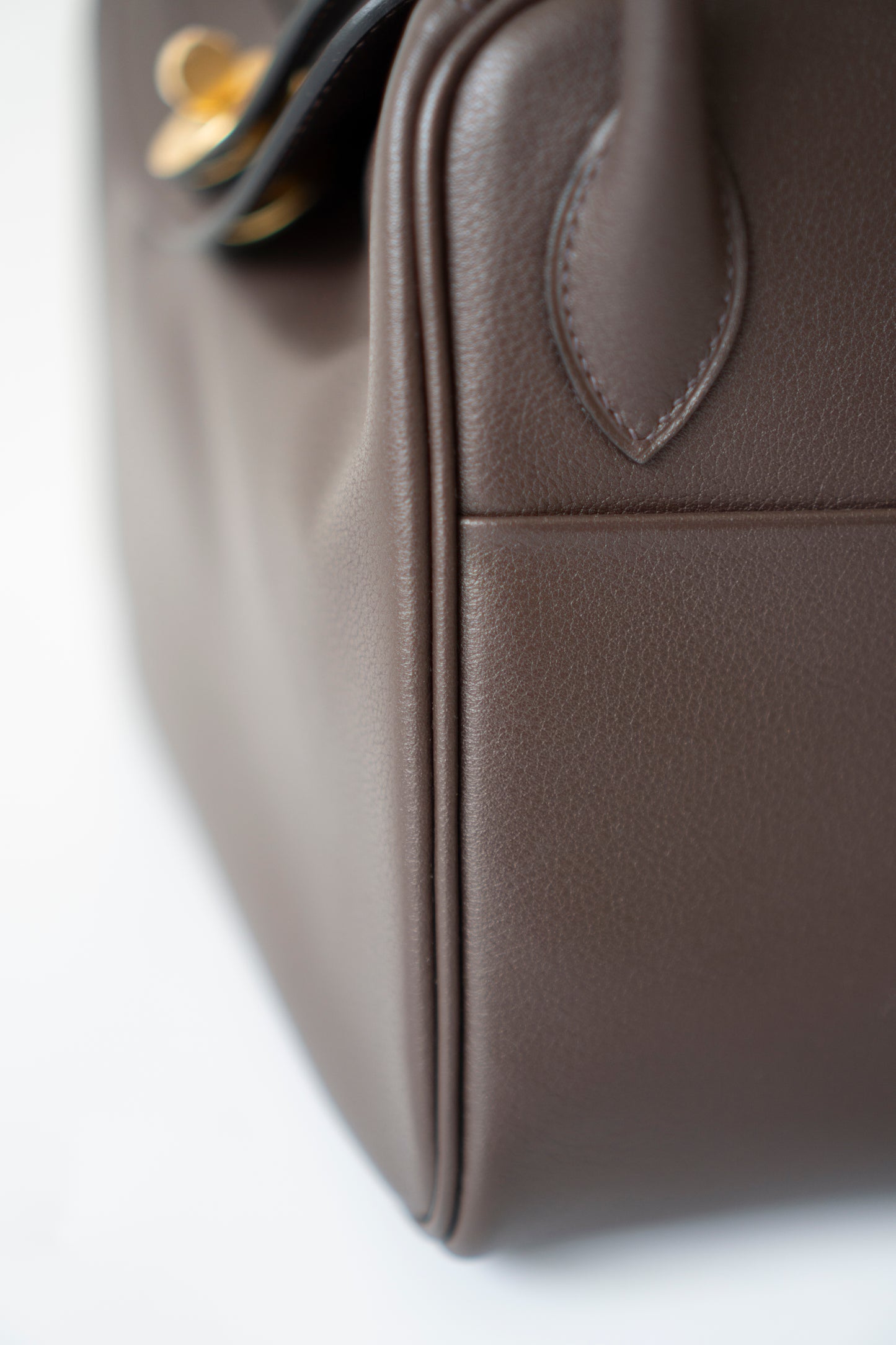 Lind 26 – Ebene Volupto Leather with Matte Croc Strap and Gold Hardware