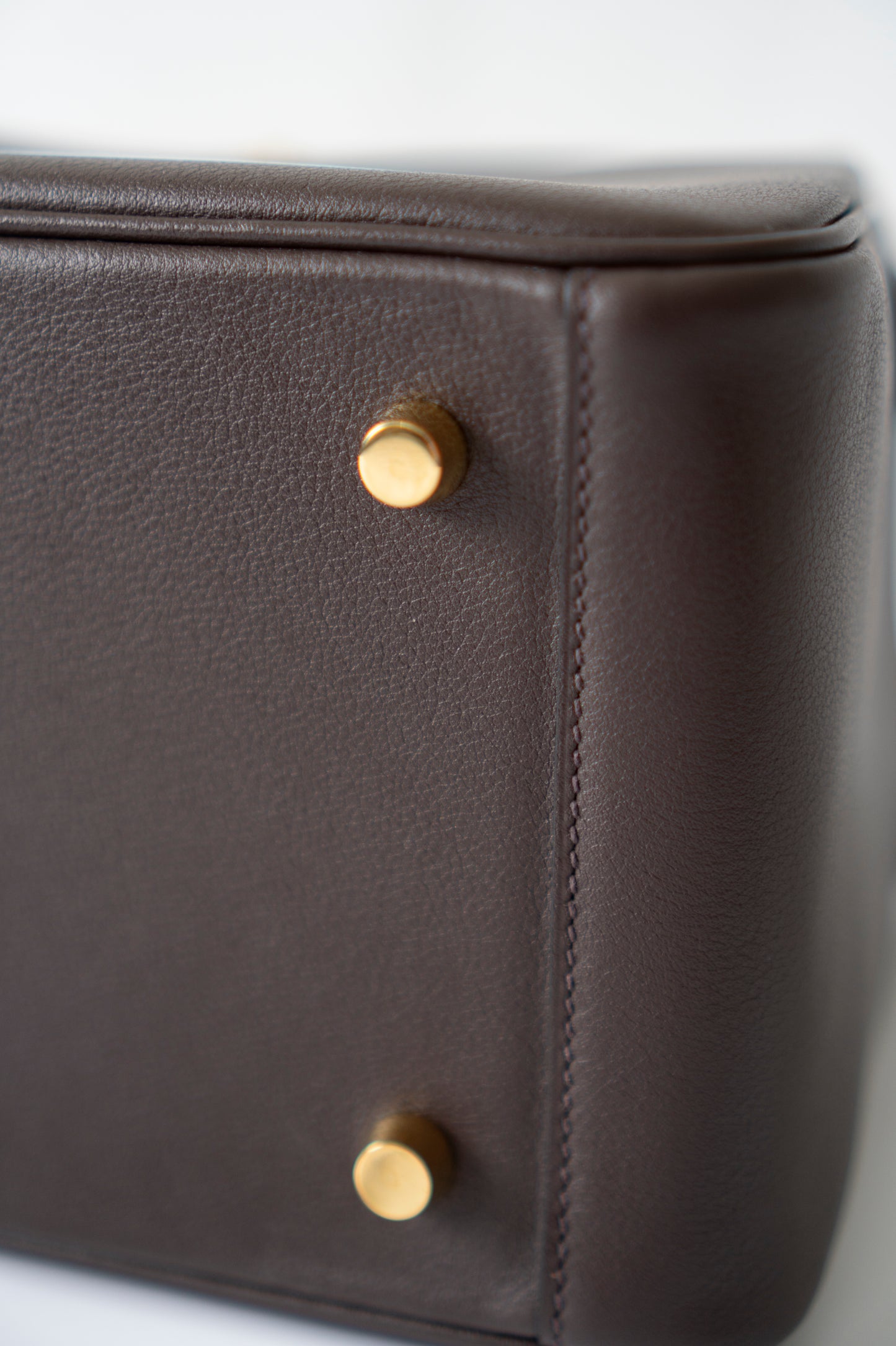 Lind 26 – Ebene Volupto Leather with Matte Croc Strap and Gold Hardware
