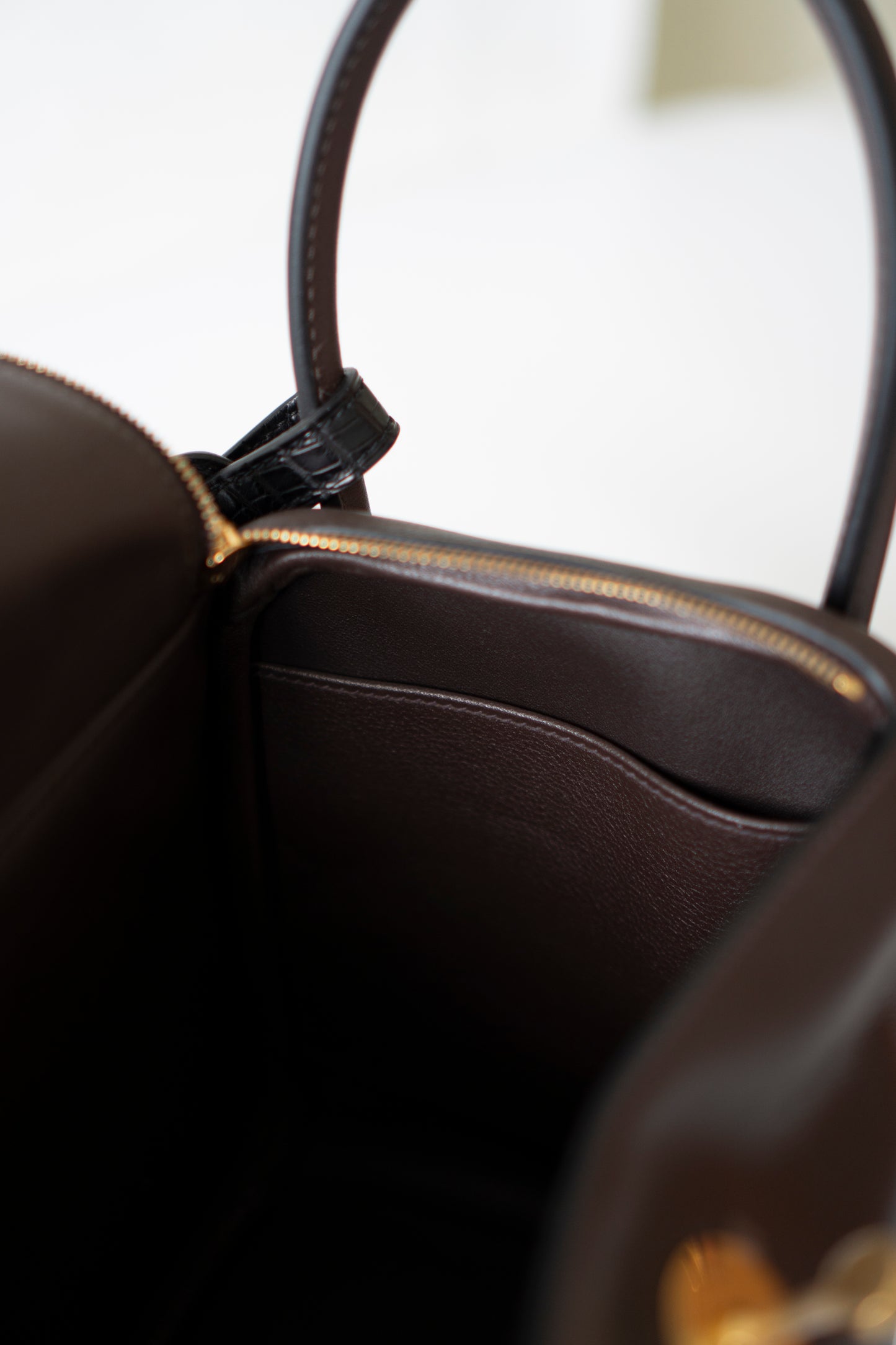 Lind 26 – Ebene Volupto Leather with Matte Croc Strap and Gold Hardware