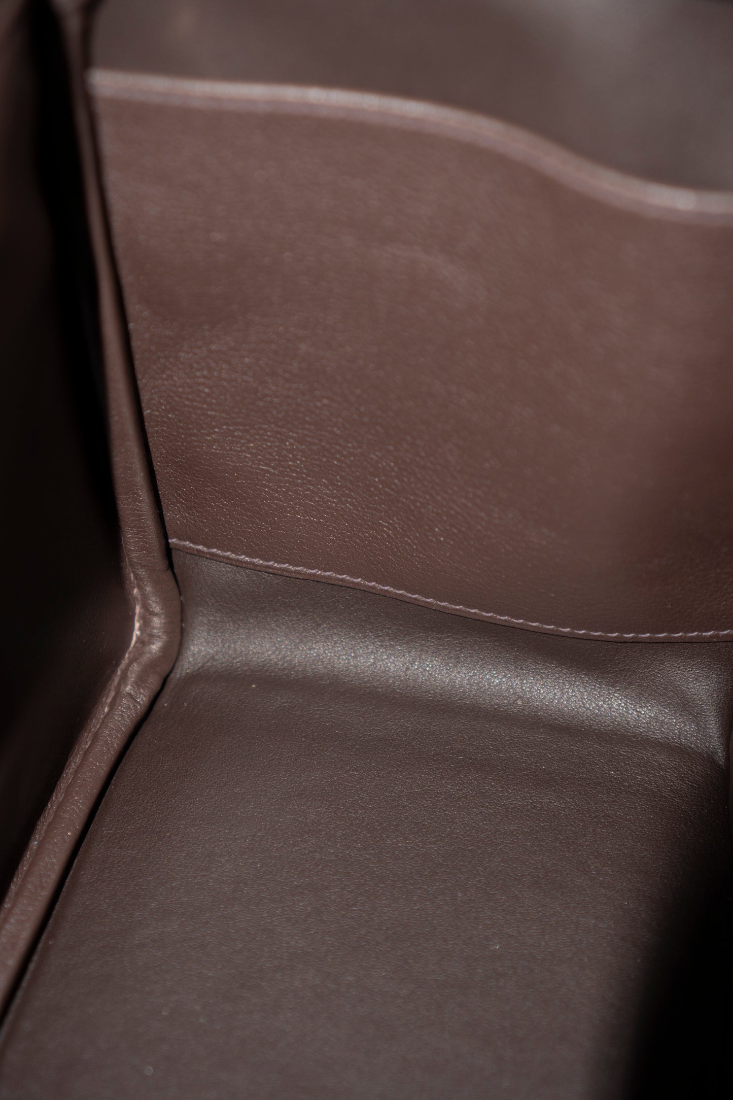Lind 26 – Ebene Volupto Leather with Matte Croc Strap and Gold Hardware