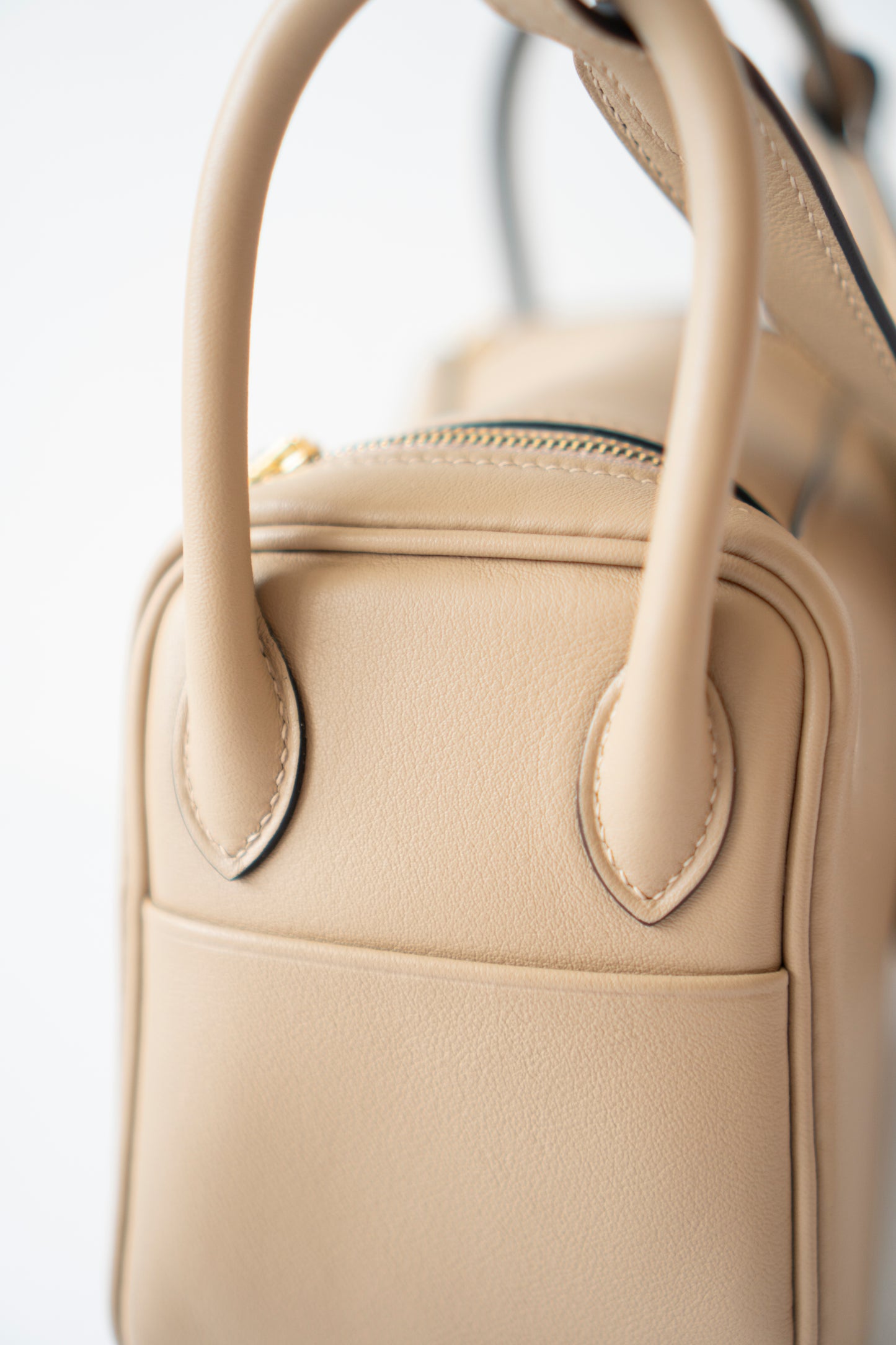 Mini Lind – Chai Swift Leather with Salmon Pink Interior and Gold Hardware