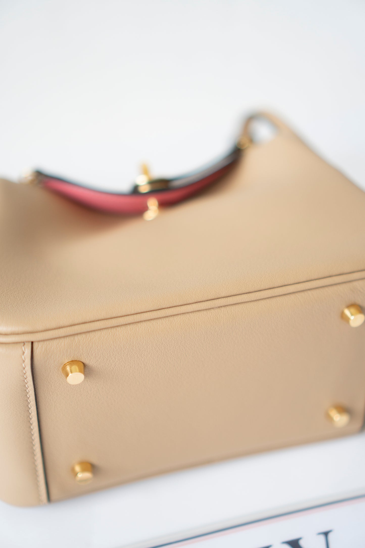 Mini Lind – Chai Swift Leather with Salmon Pink Interior and Gold Hardware