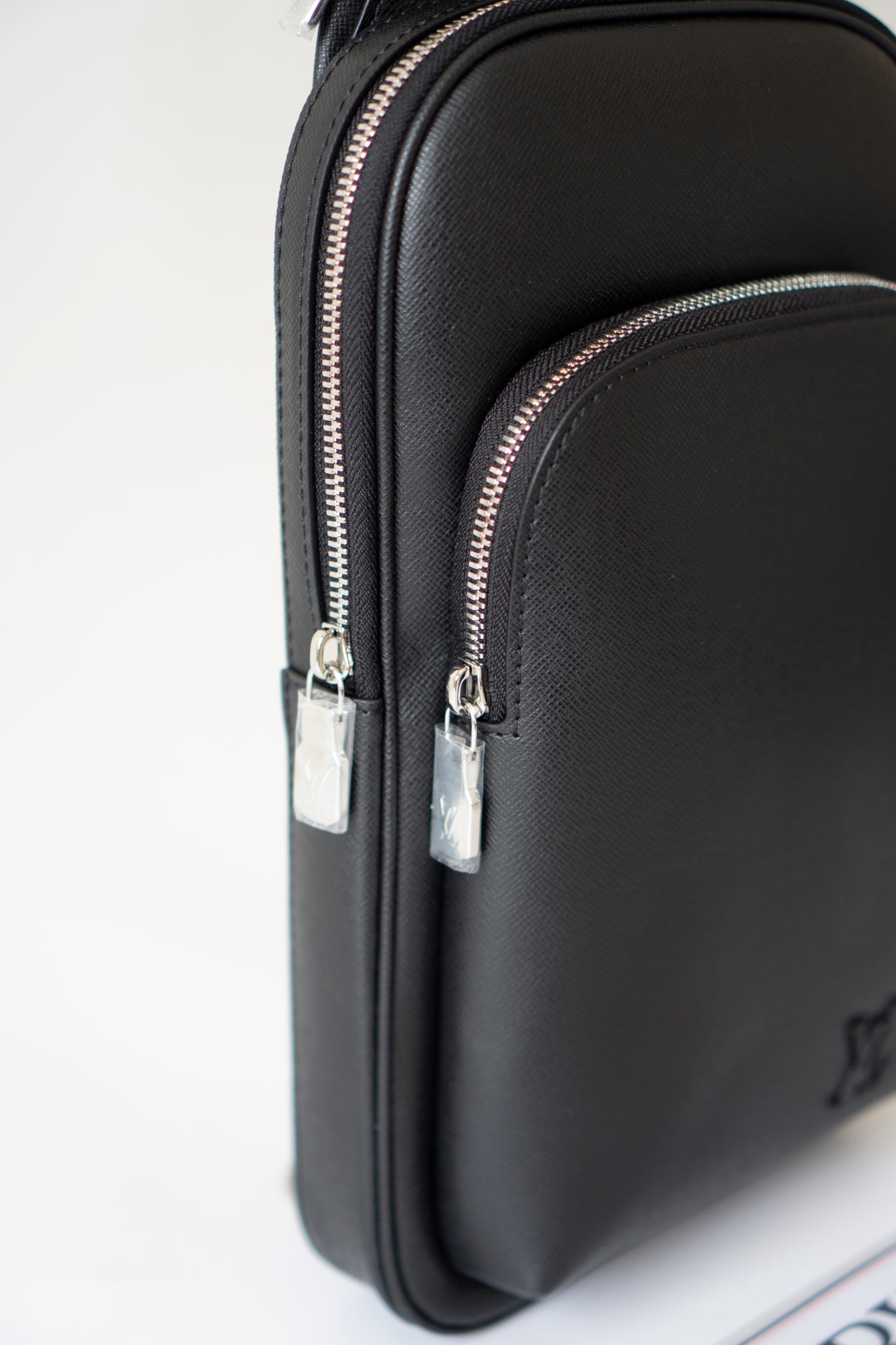 Avenue Sling Bag – Black Taiga Leather