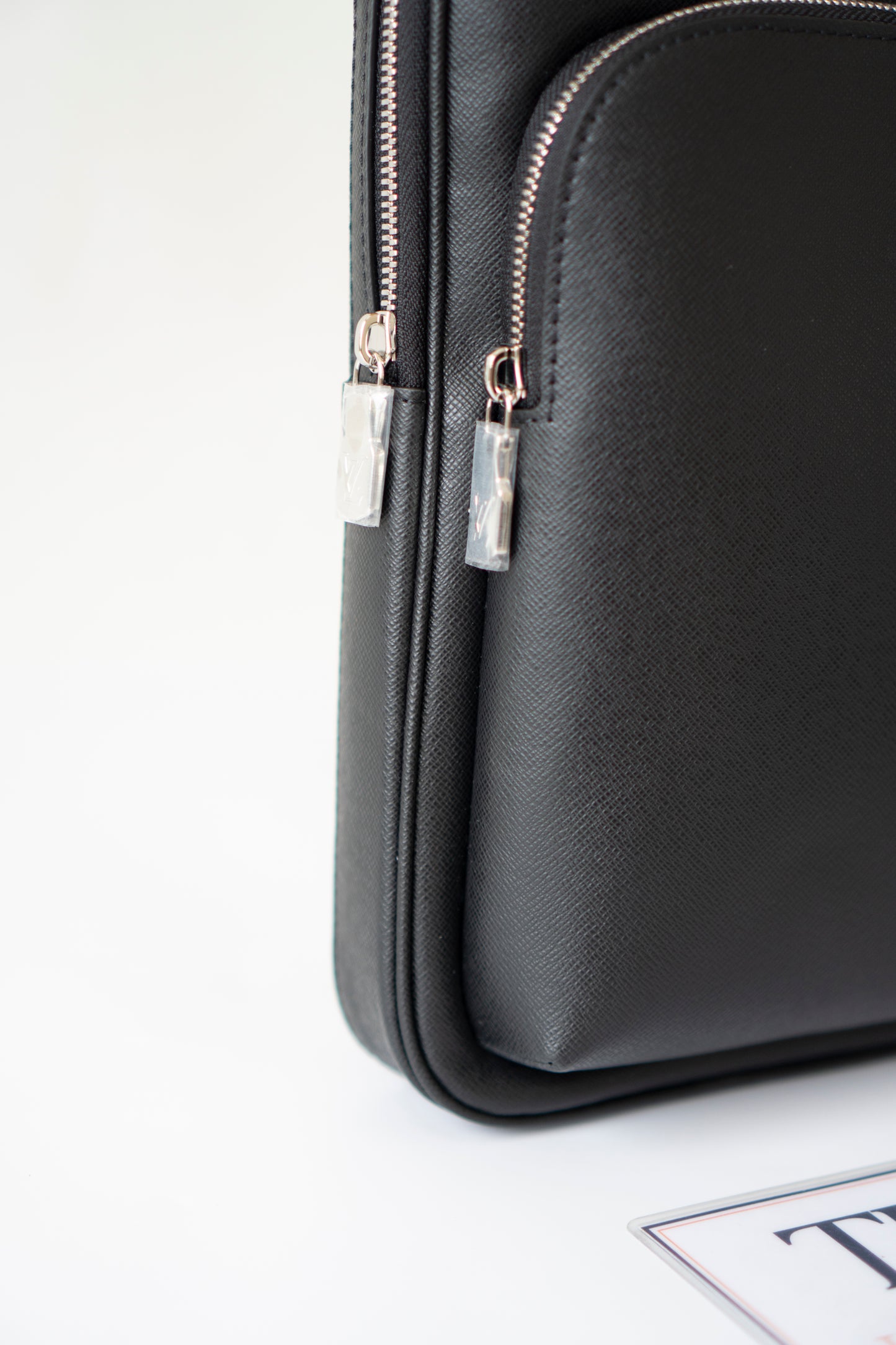 Avenue Sling Bag – Black Taiga Leather