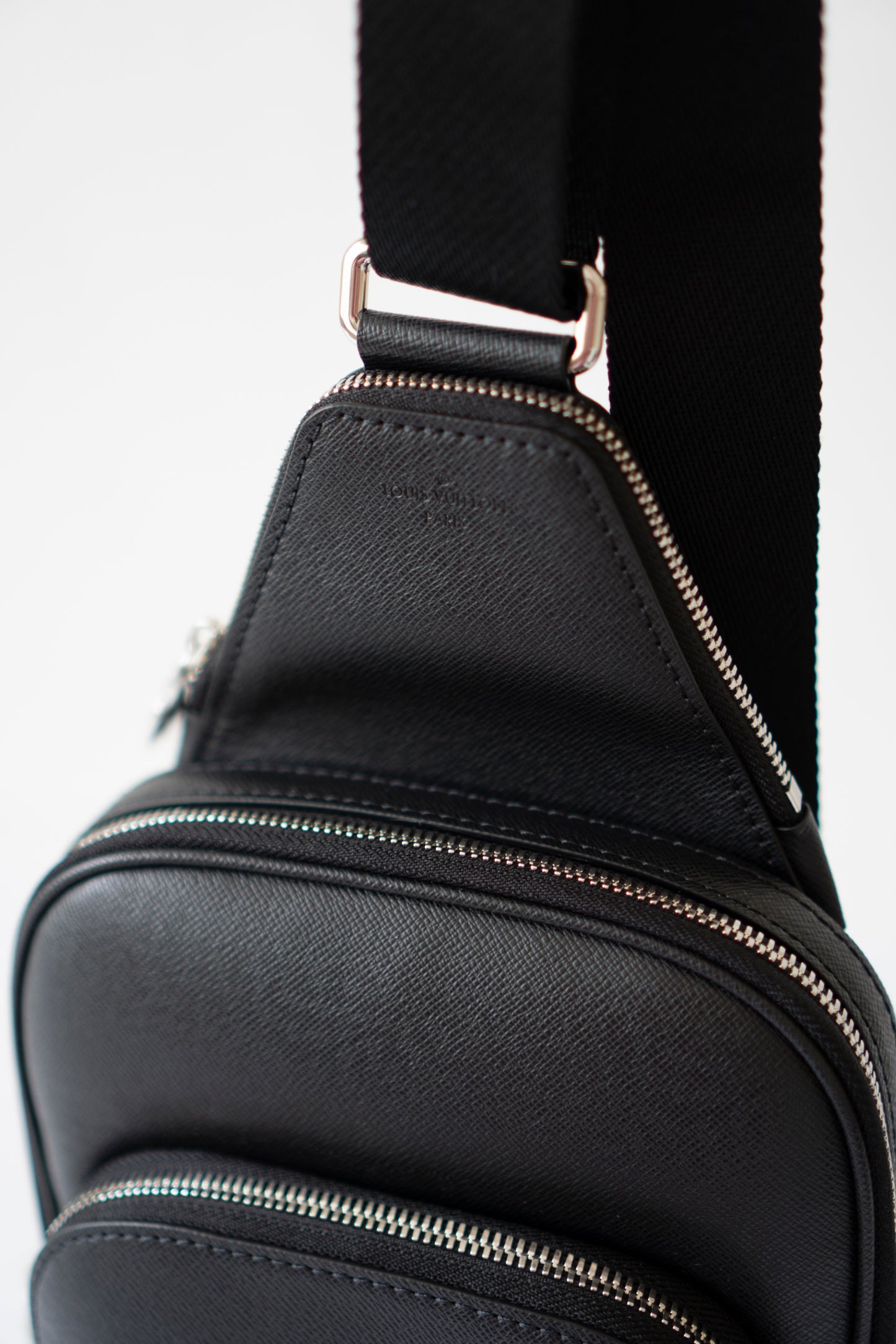 Avenue Sling Bag – Black Taiga Leather