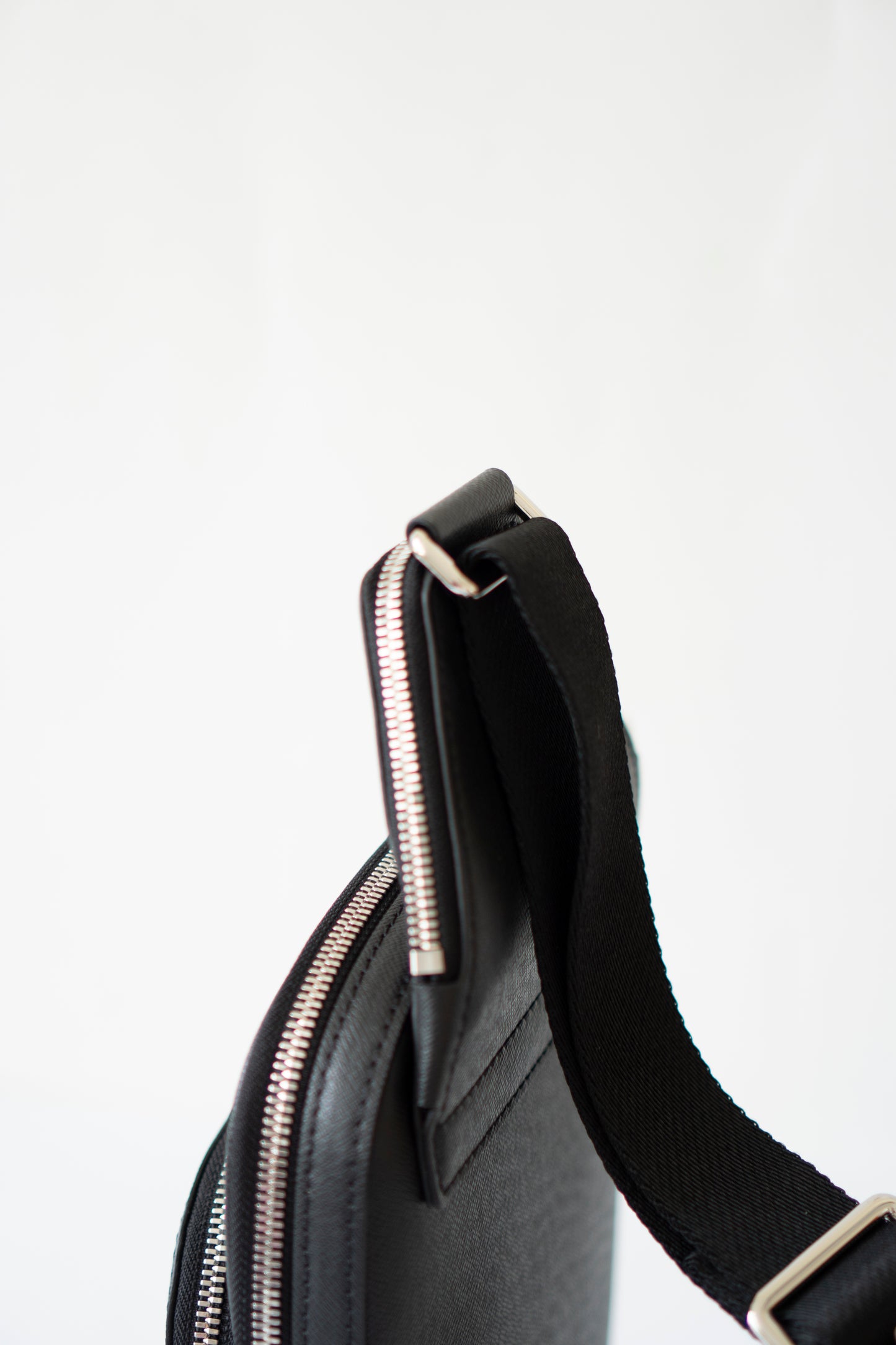 Avenue Sling Bag – Black Taiga Leather