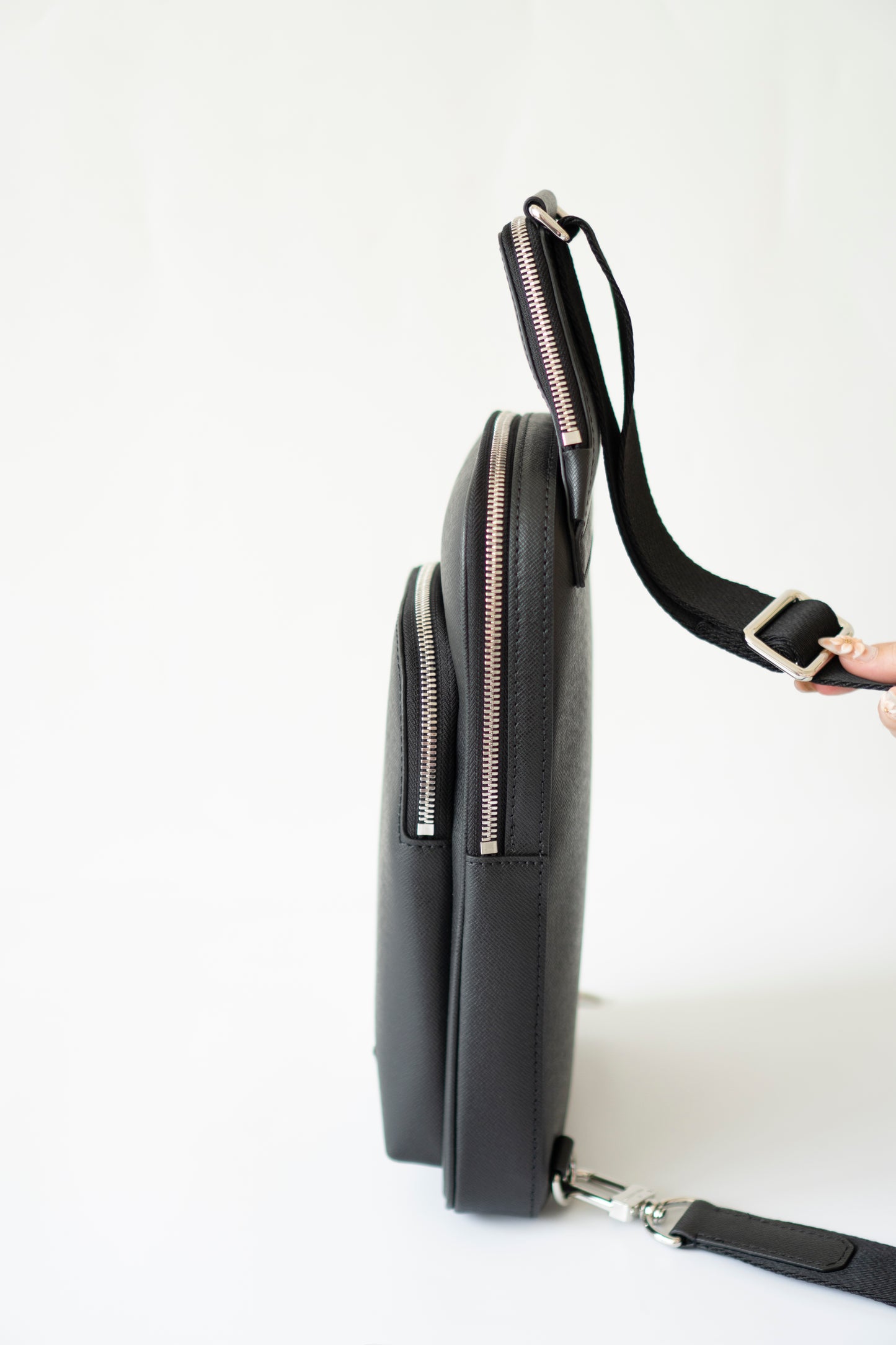 Avenue Sling Bag – Black Taiga Leather