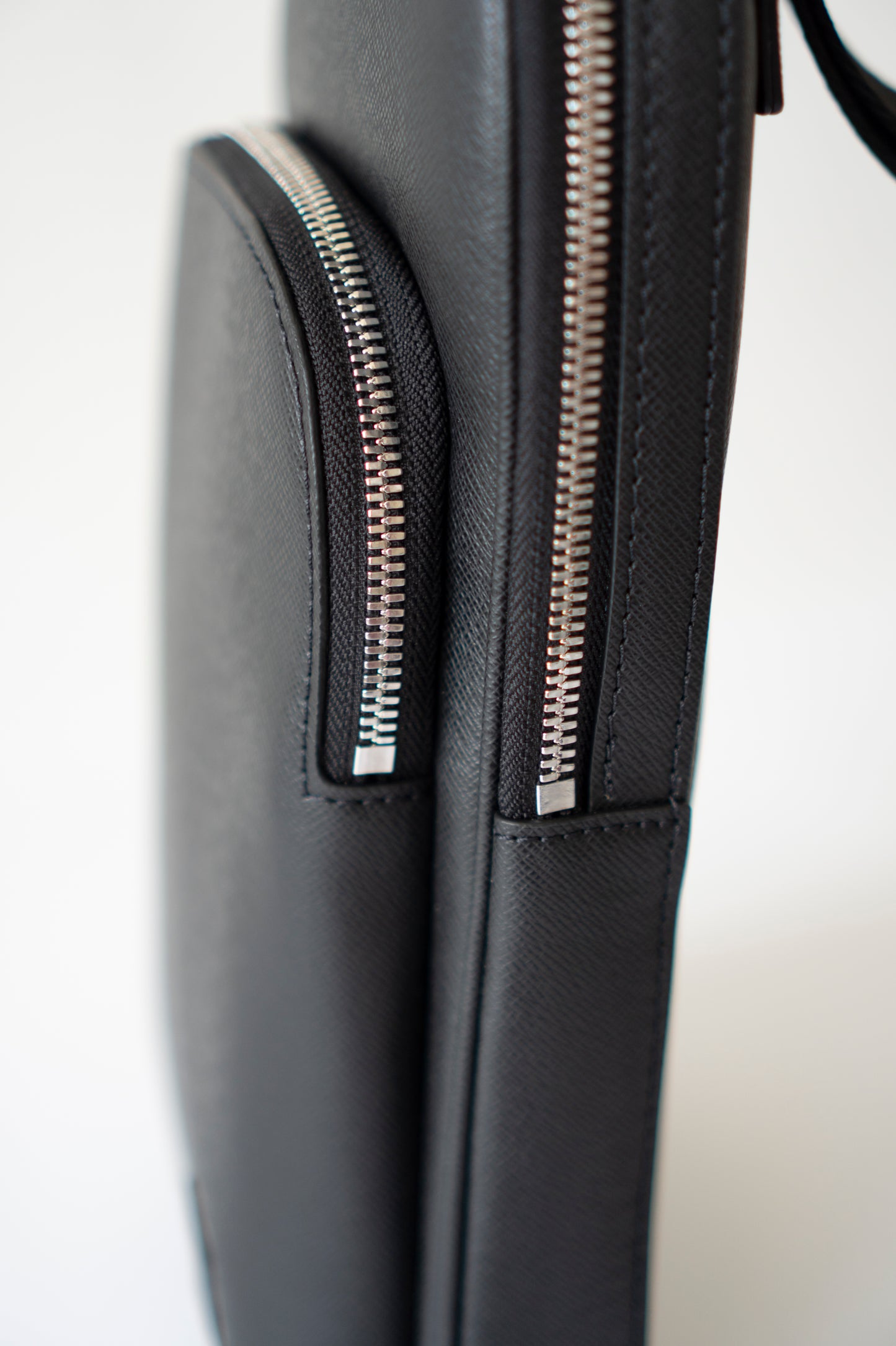 Avenue Sling Bag – Black Taiga Leather
