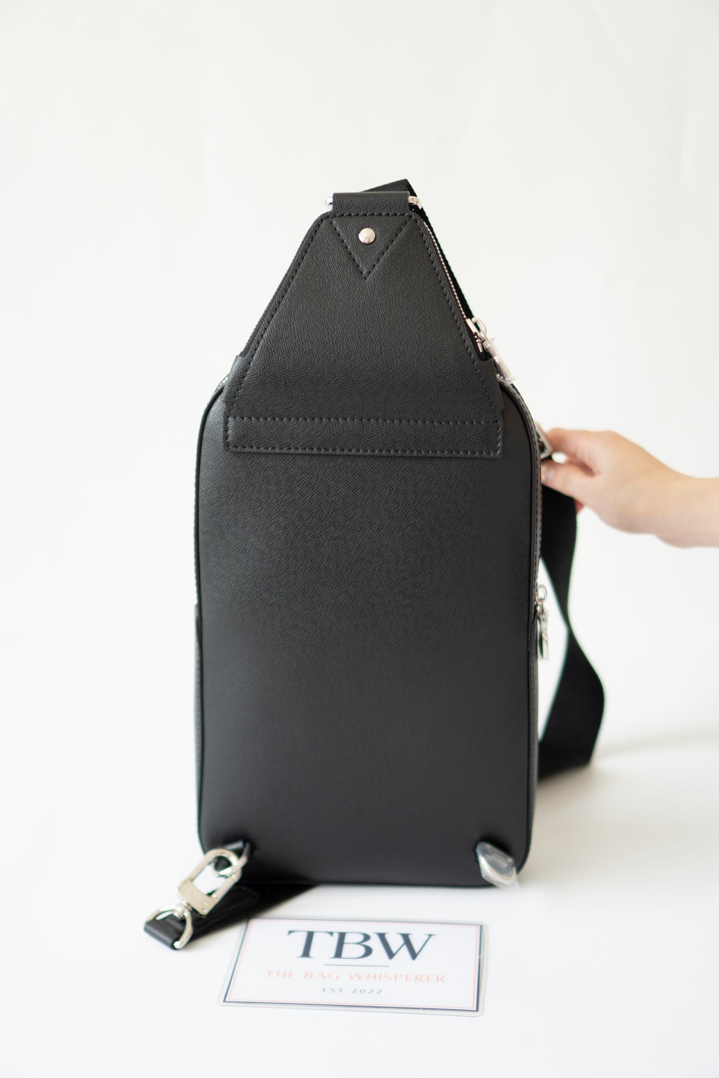 Avenue Sling Bag – Black Taiga Leather