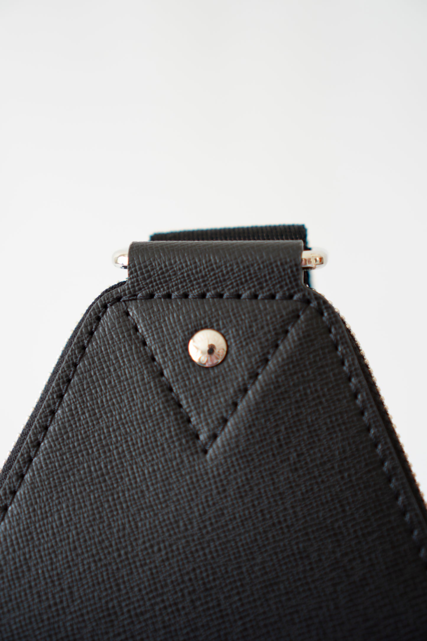 Avenue Sling Bag – Black Taiga Leather