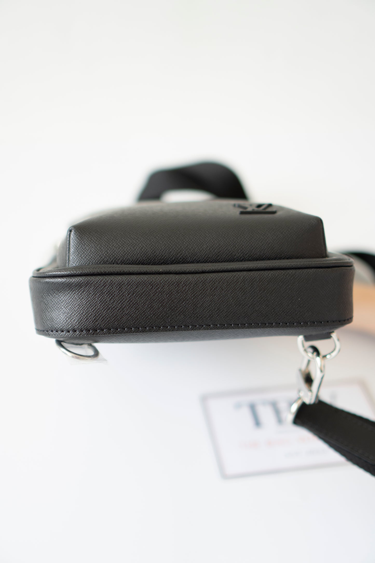 Avenue Sling Bag – Black Taiga Leather