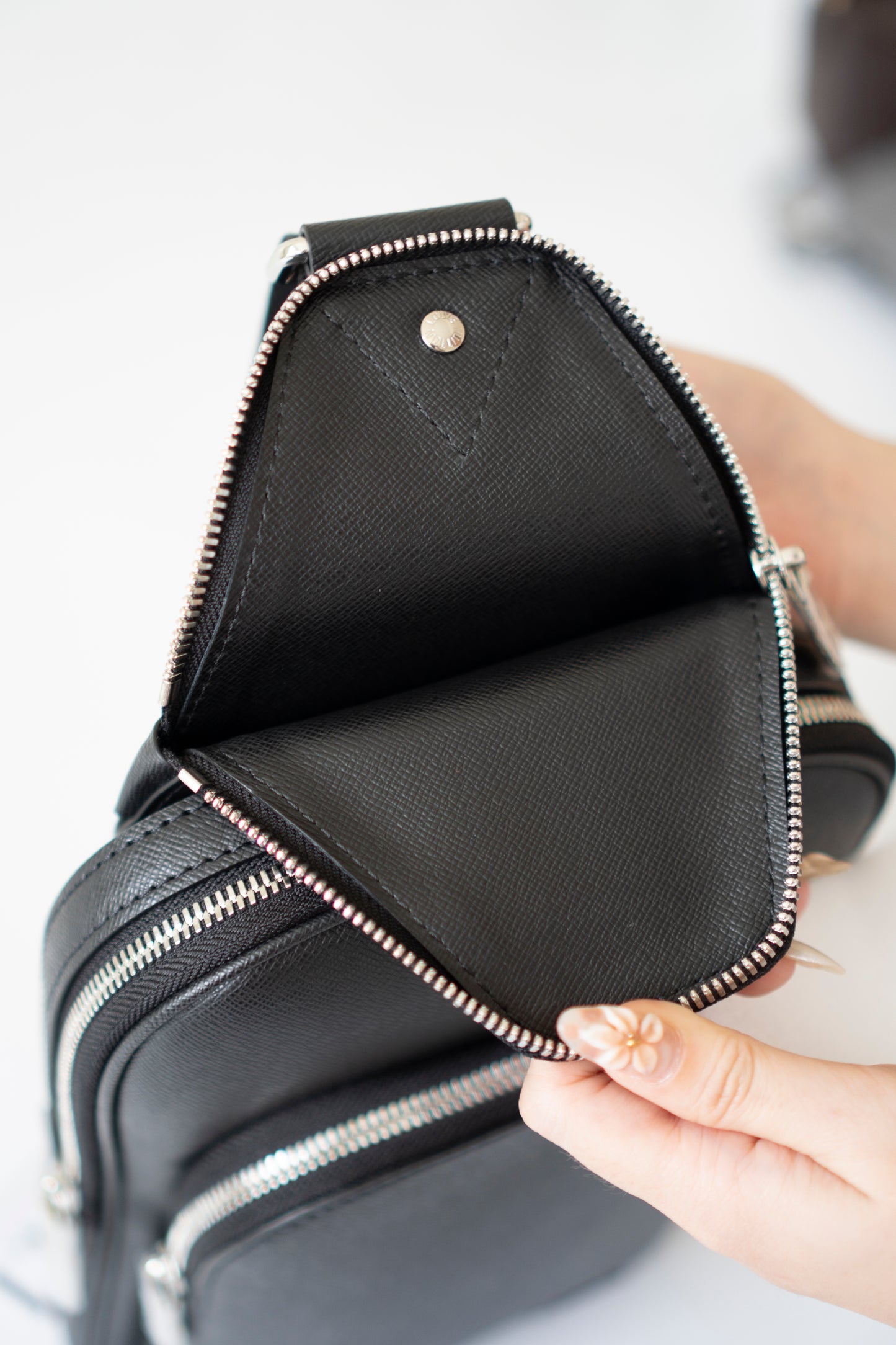 Avenue Sling Bag – Black Taiga Leather