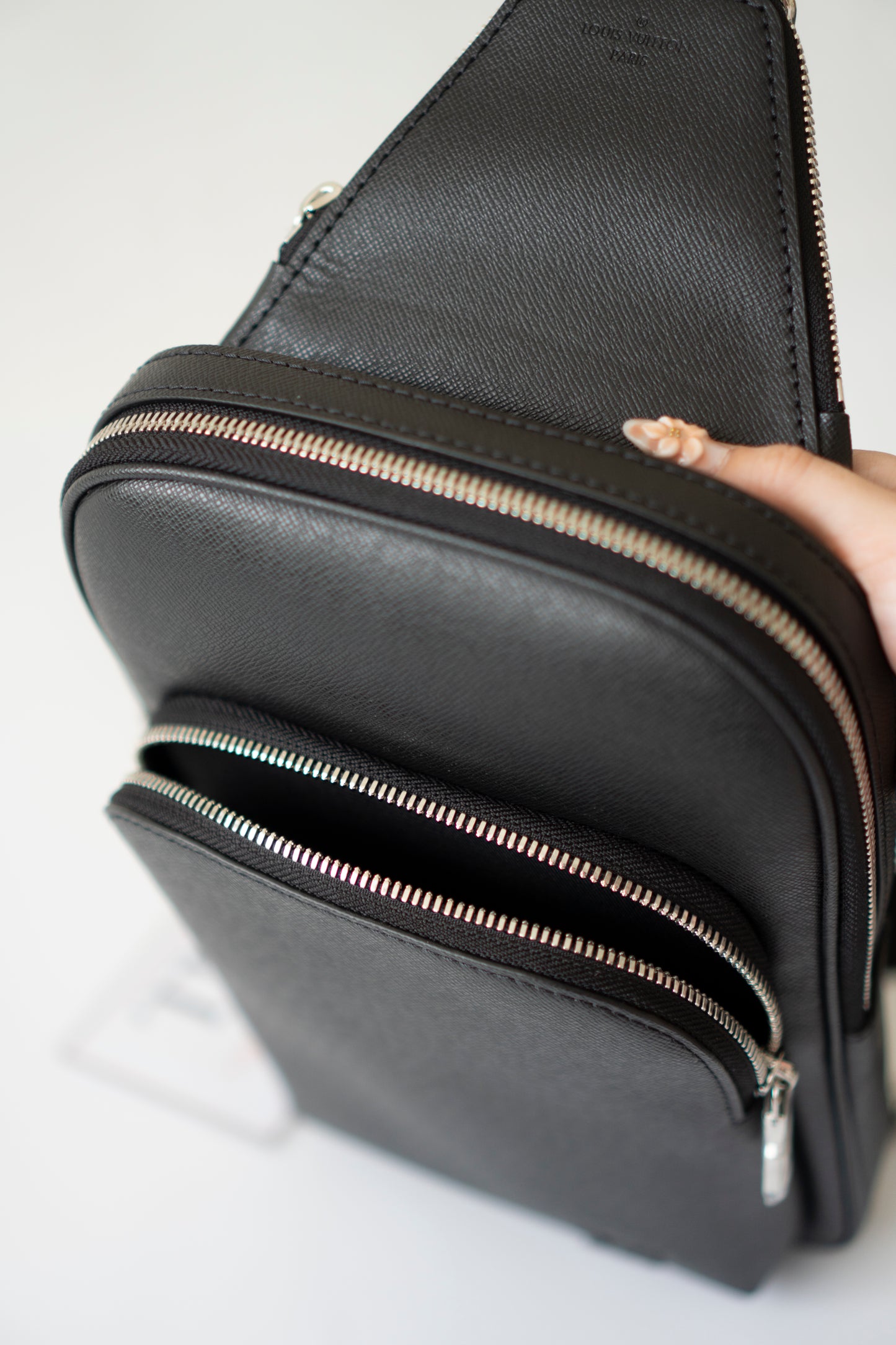 Avenue Sling Bag – Black Taiga Leather