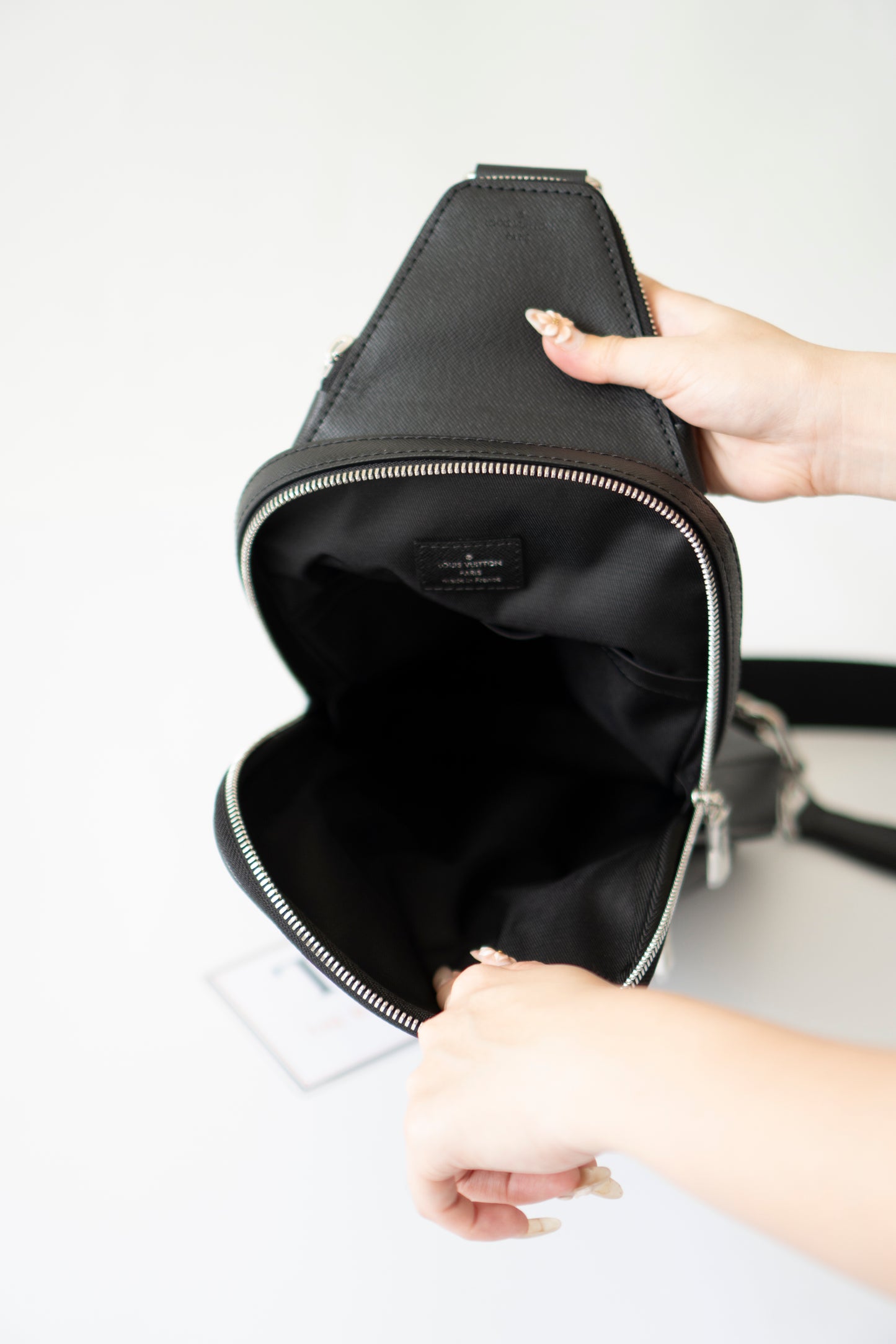 Avenue Sling Bag – Black Taiga Leather
