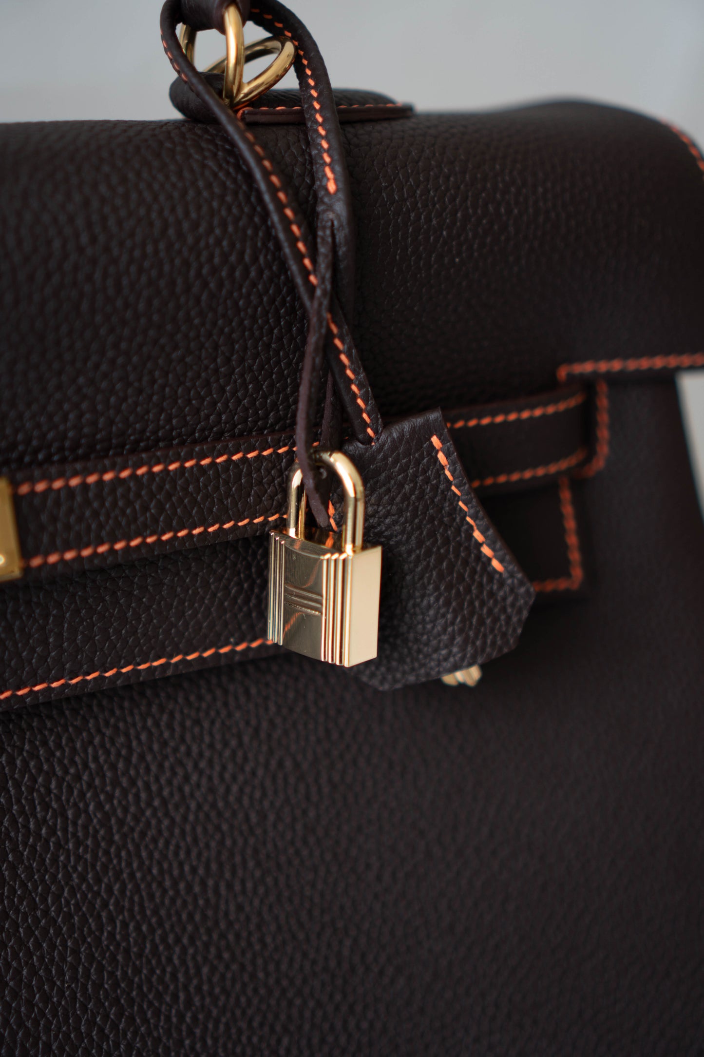 Kelly 40 HSS Special Order – Ebene Togo with Orange Interior