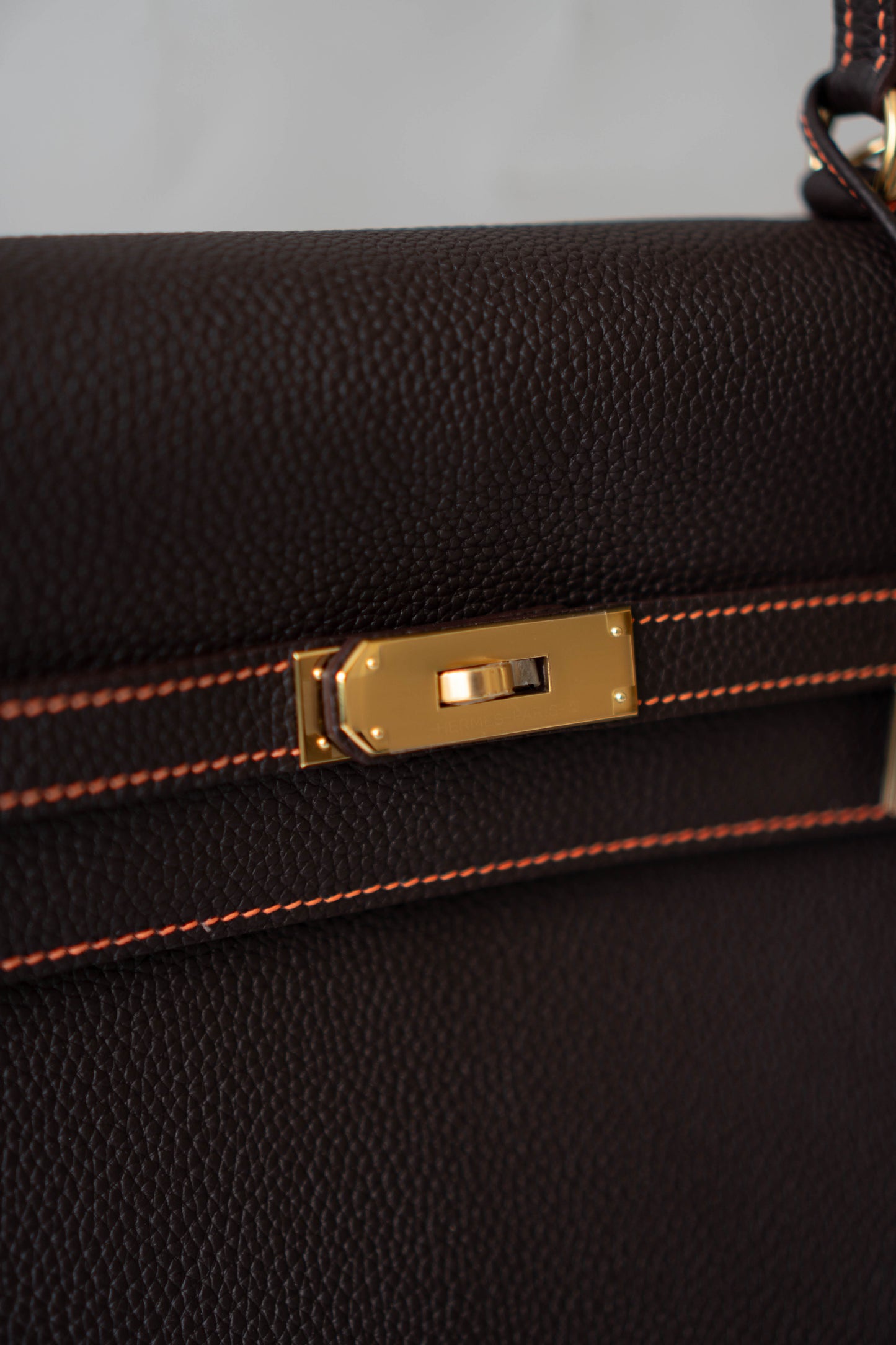 Kelly 40 HSS Special Order – Ebene Togo with Orange Interior