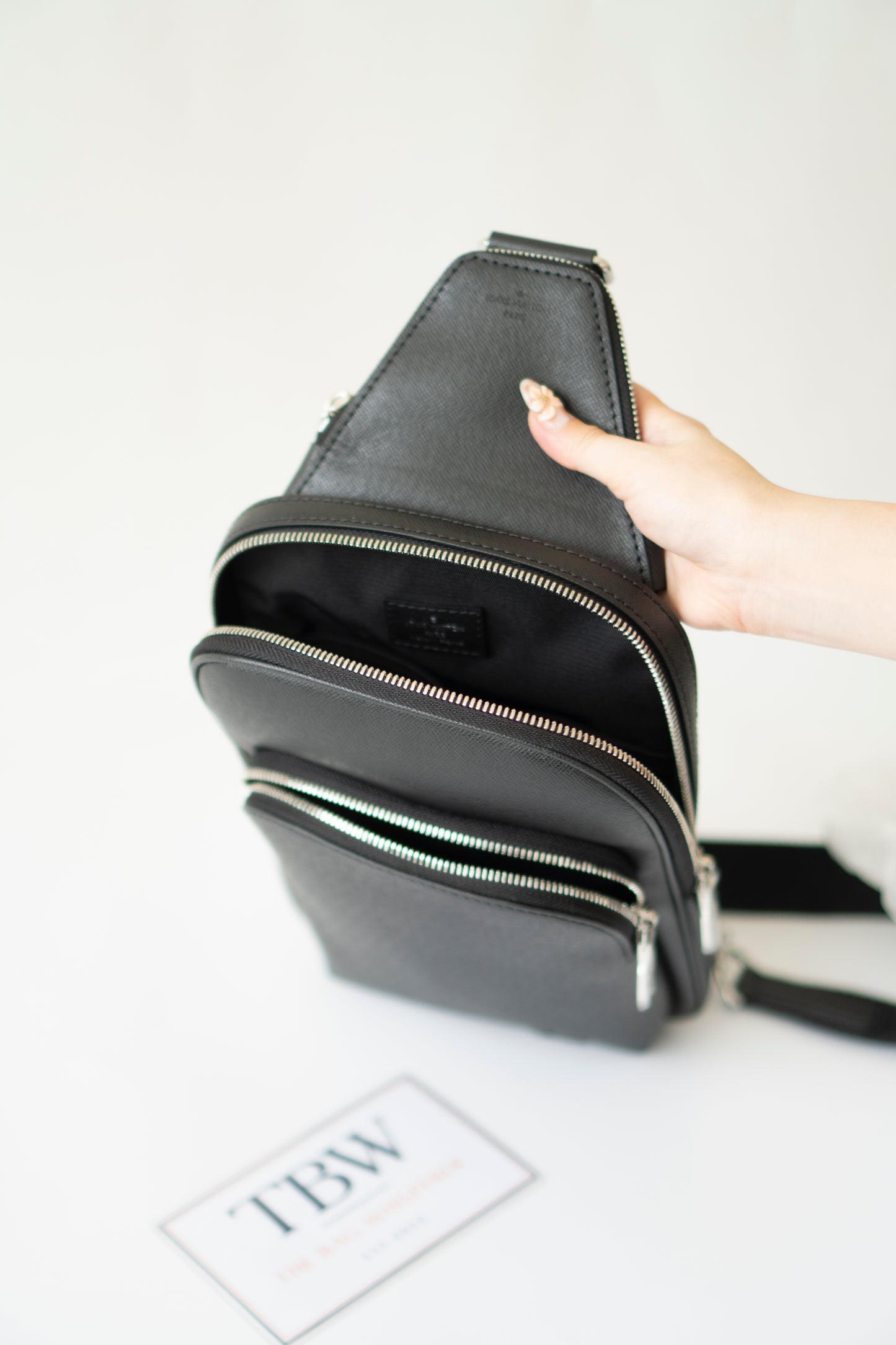 Avenue Sling Bag – Black Taiga Leather