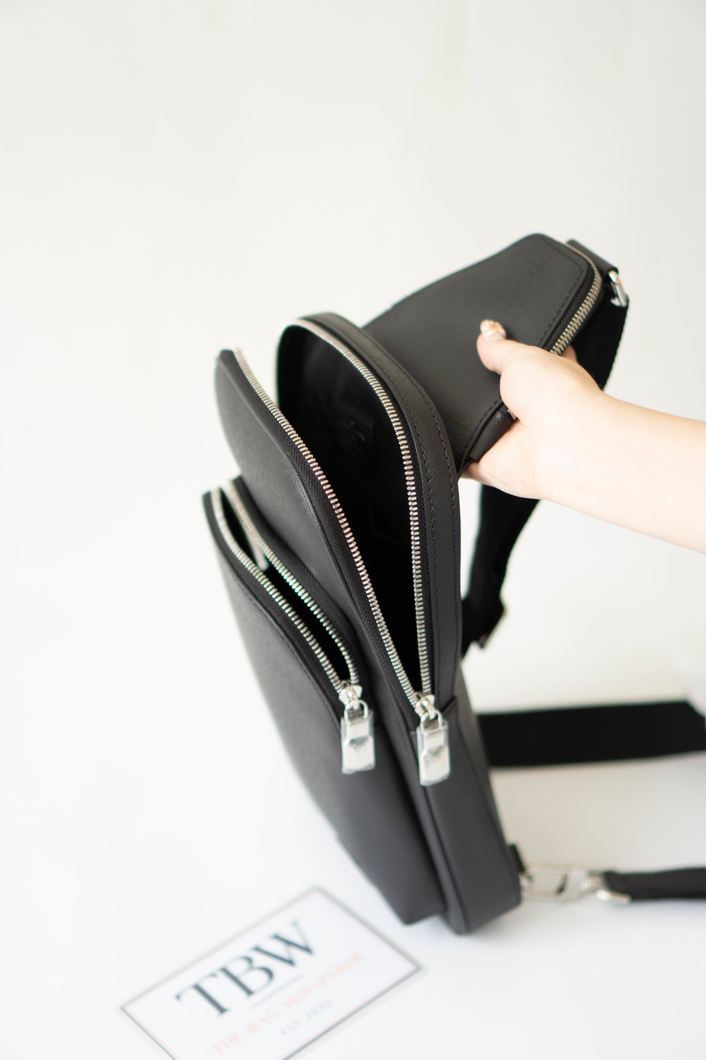 Avenue Sling Bag – Black Taiga Leather