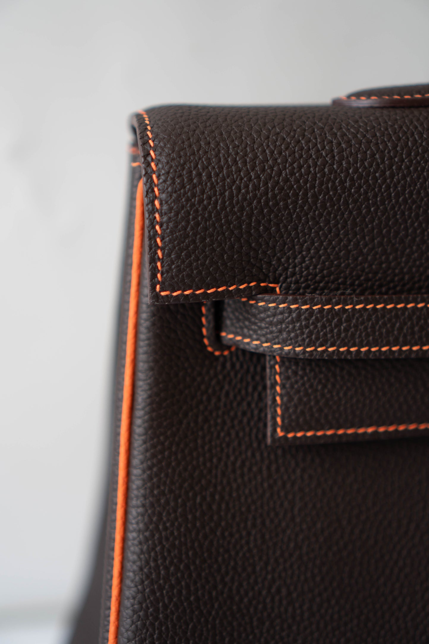 Kelly 40 HSS Special Order – Ebene Togo with Orange Interior