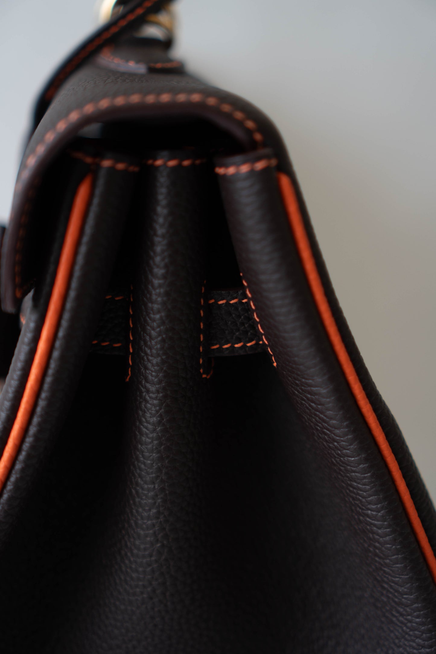Kelly 40 HSS Special Order – Ebene Togo with Orange Interior