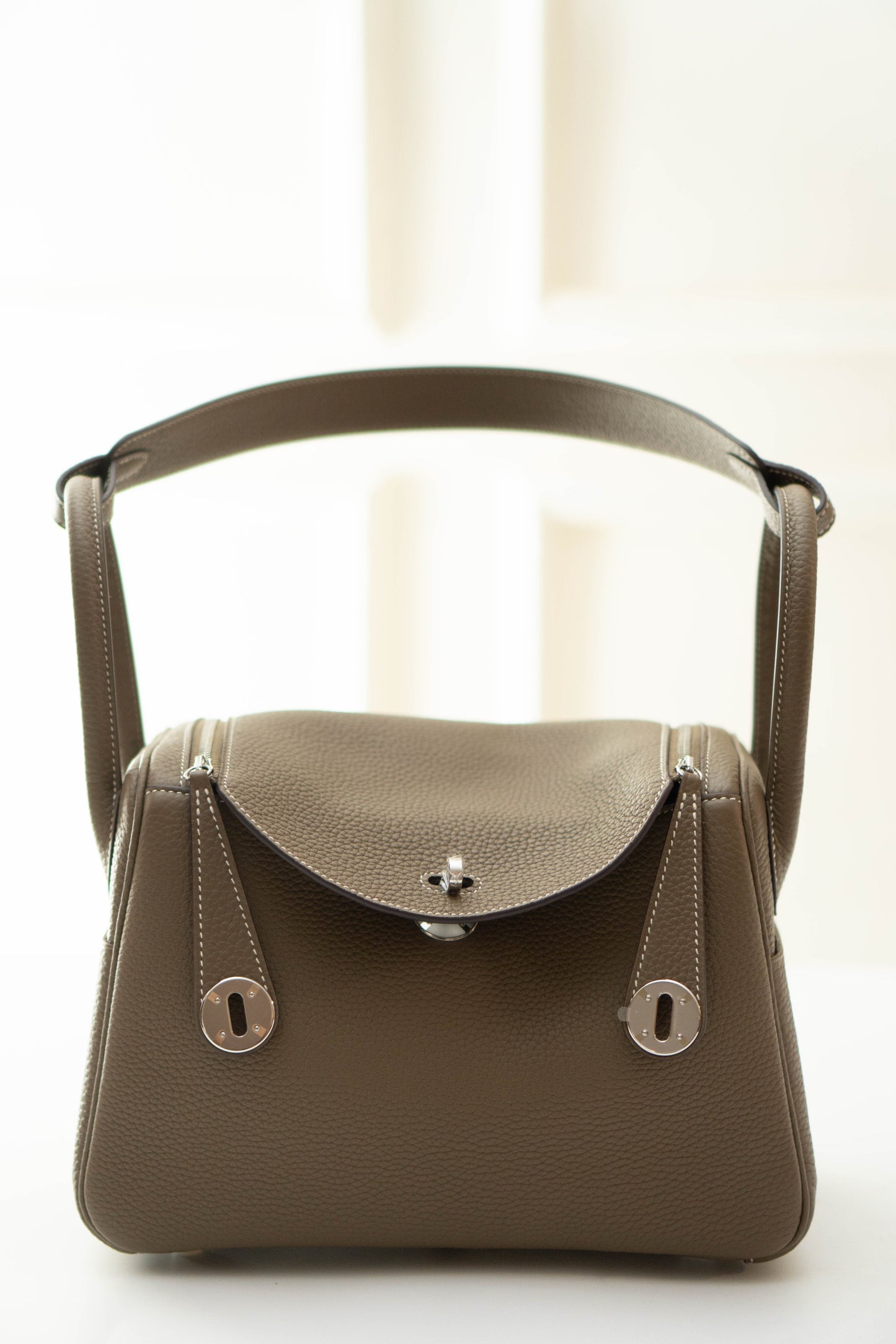 Lindy 26 in Etoupe Taurillon Clemence