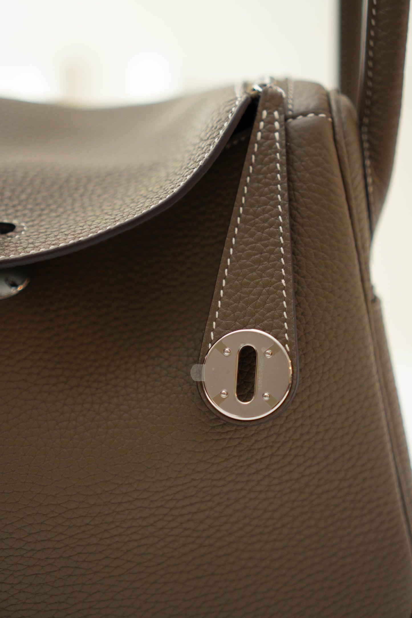 Lindy 26 in Etoupe Taurillon Clemence