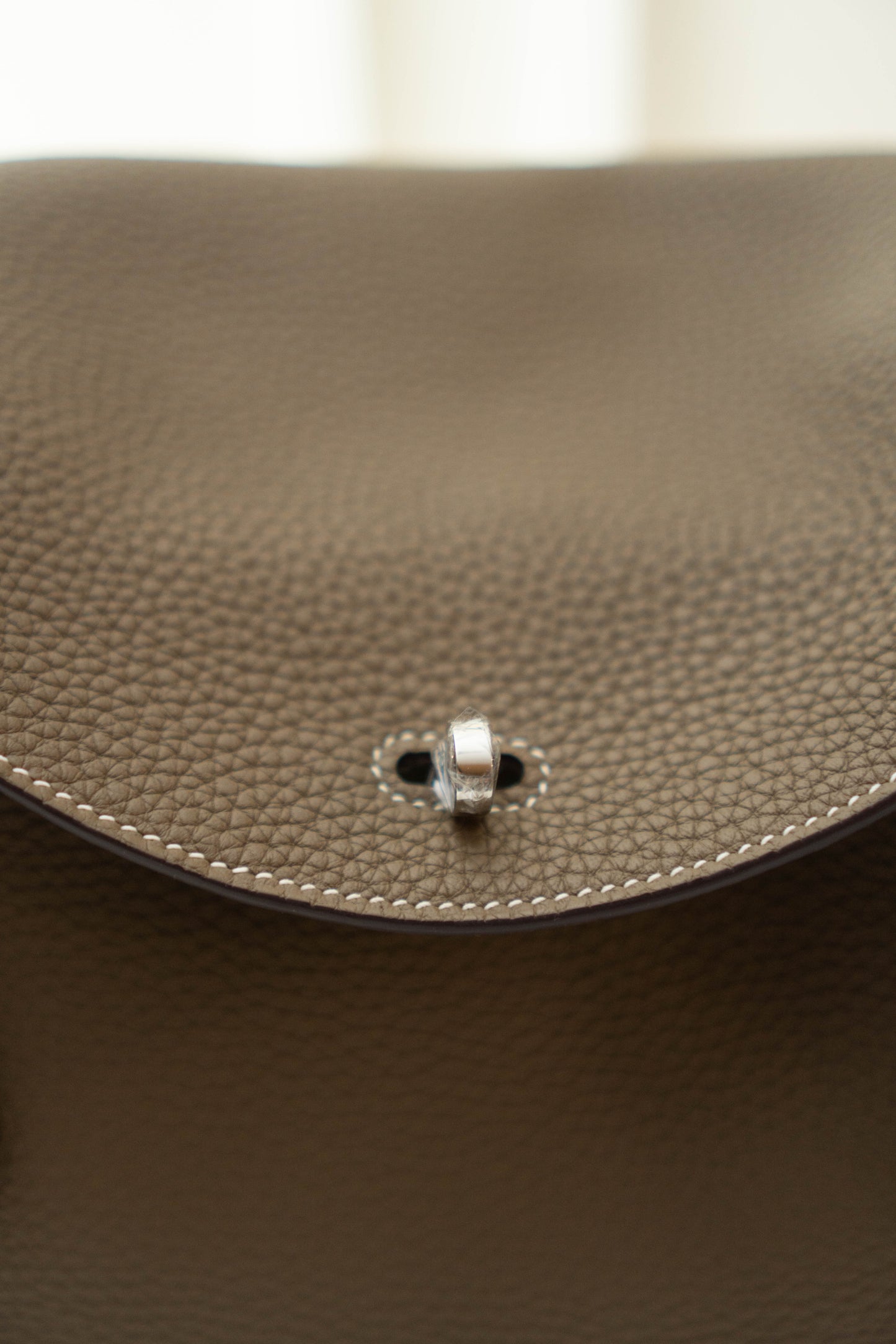 Lindy 26 in Etoupe Taurillon Clemence