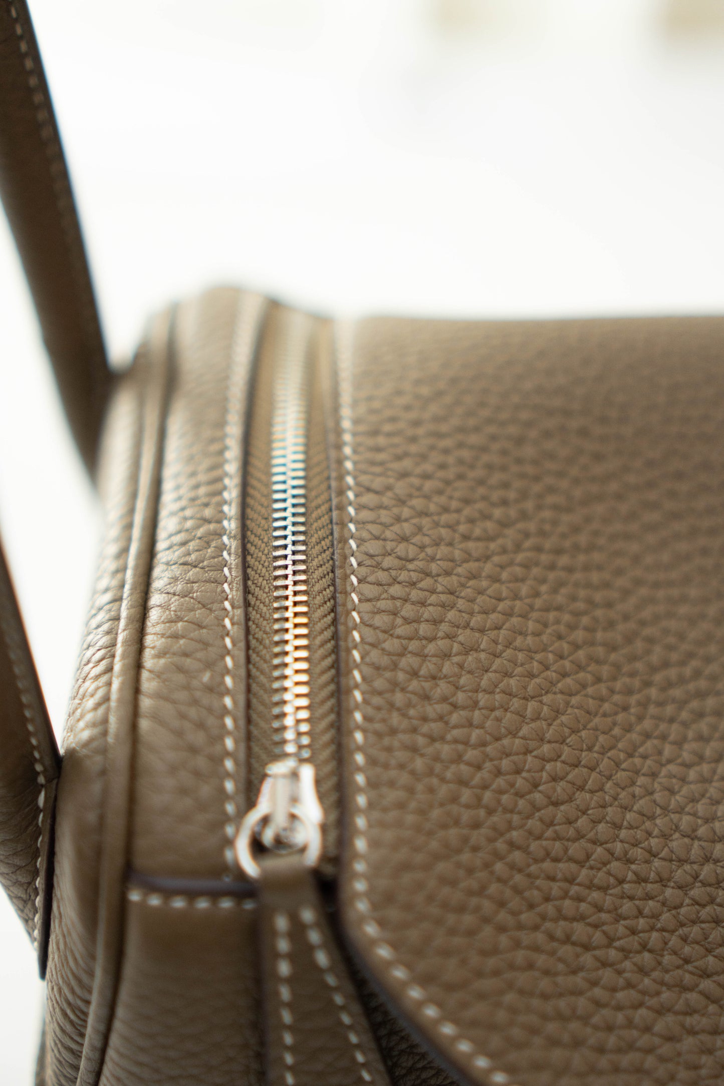 Lindy 26 in Etoupe Taurillon Clemence