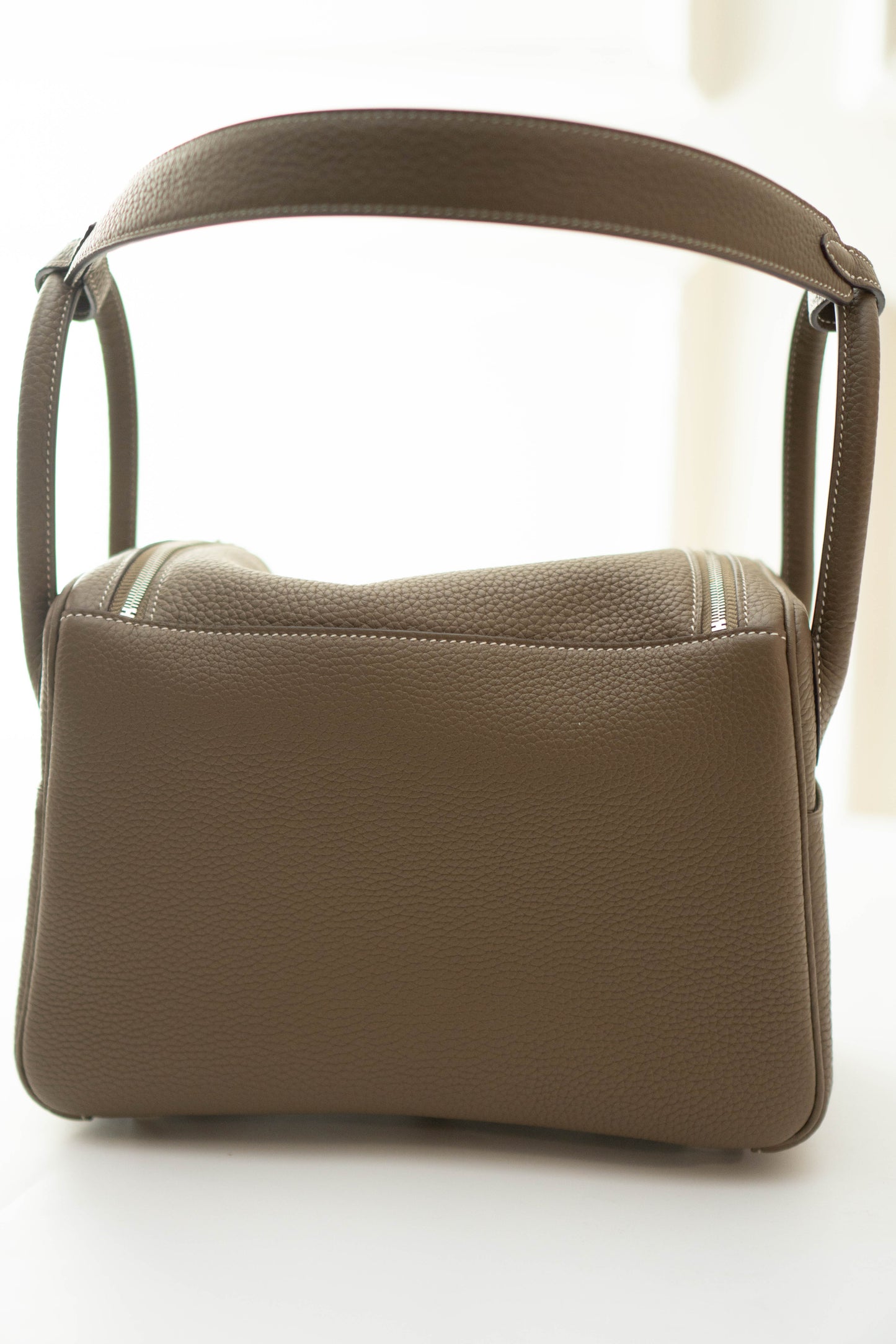 Lindy 26 in Etoupe Taurillon Clemence