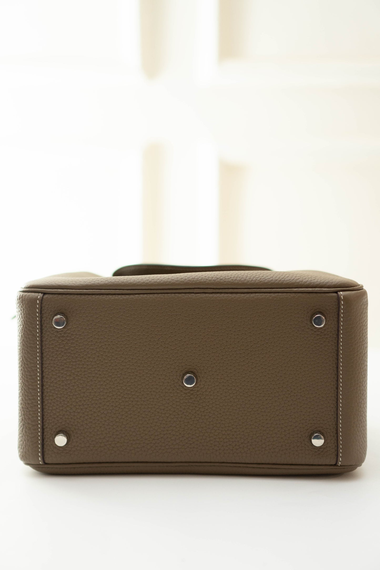 Lindy 26 in Etoupe Taurillon Clemence