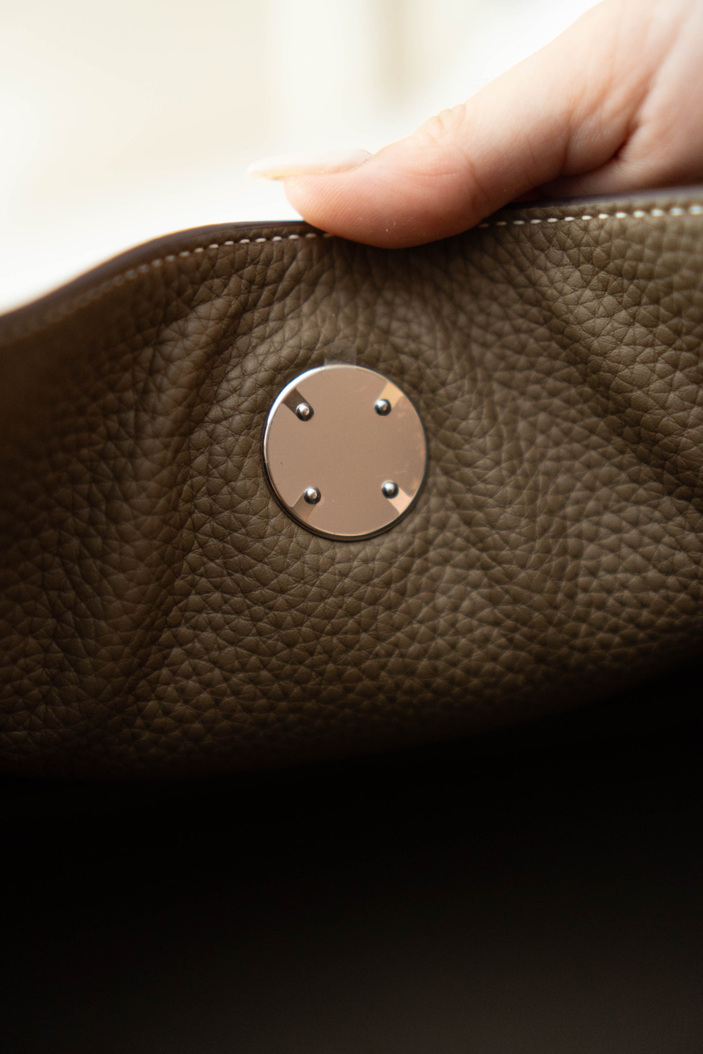 Lindy 26 in Etoupe Taurillon Clemence