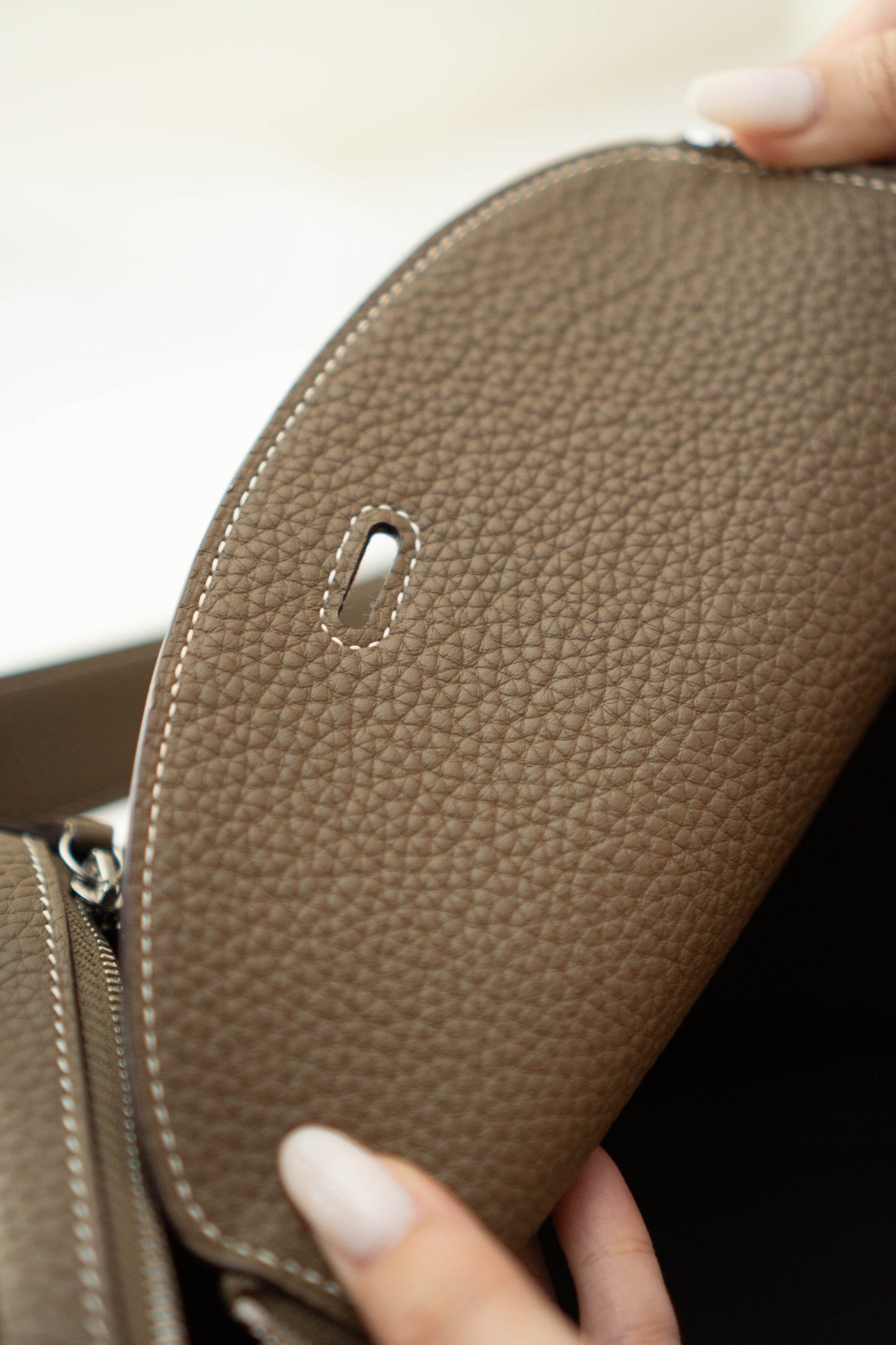 Lindy 26 in Etoupe Taurillon Clemence