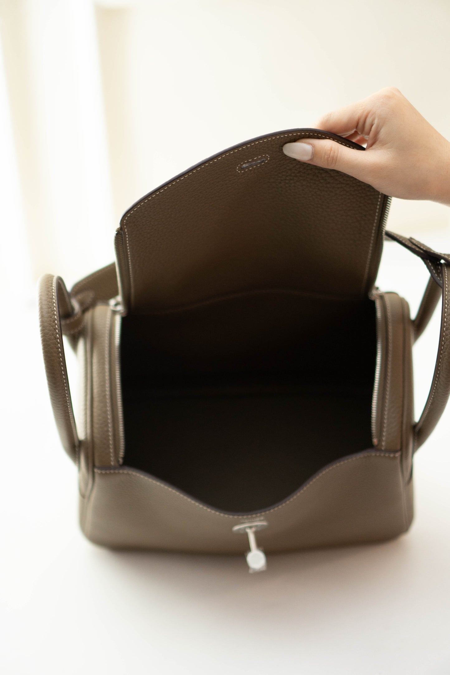 Lindy 26 in Etoupe Taurillon Clemence