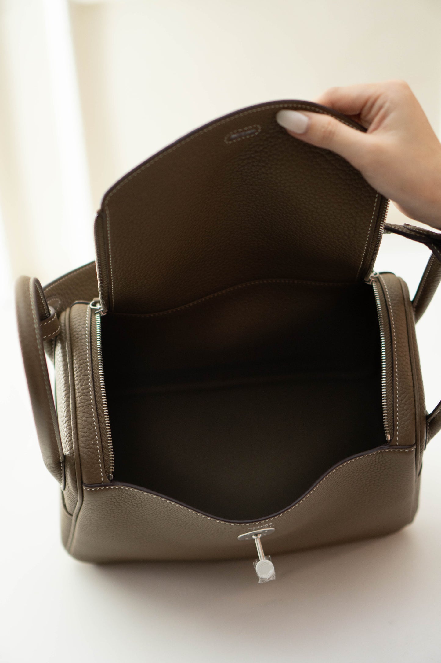 Lindy 26 in Etoupe Taurillon Clemence