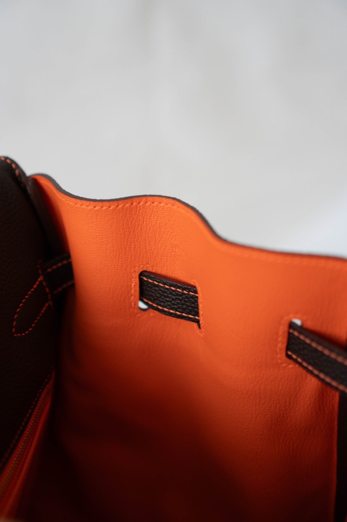 Kelly 40 HSS Special Order – Ebene Togo with Orange Interior