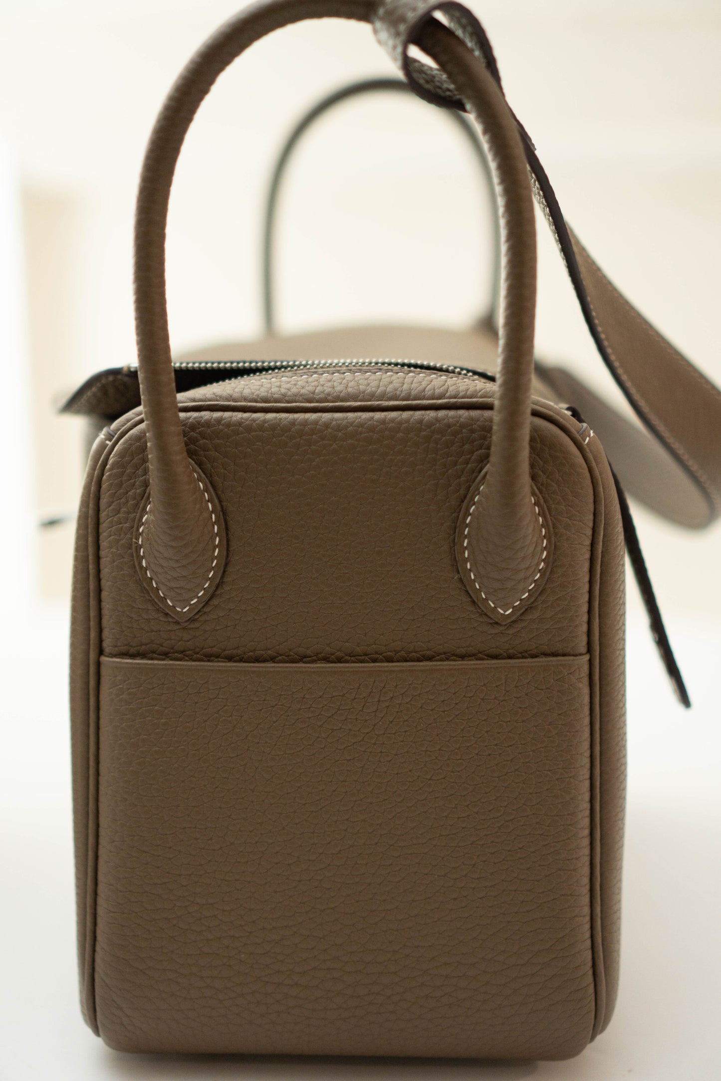 Lindy 26 in Etoupe Taurillon Clemence