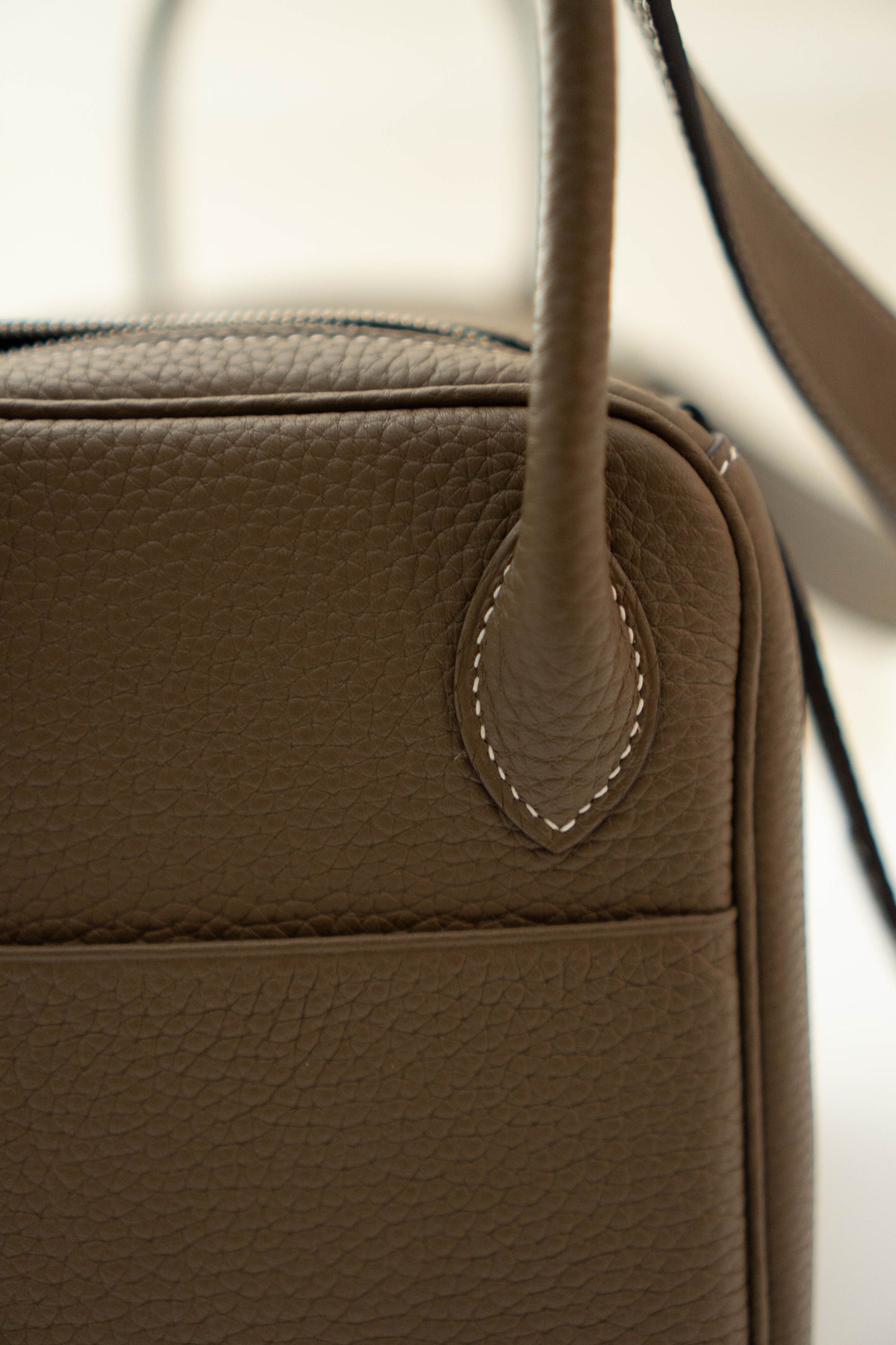 Lindy 26 in Etoupe Taurillon Clemence