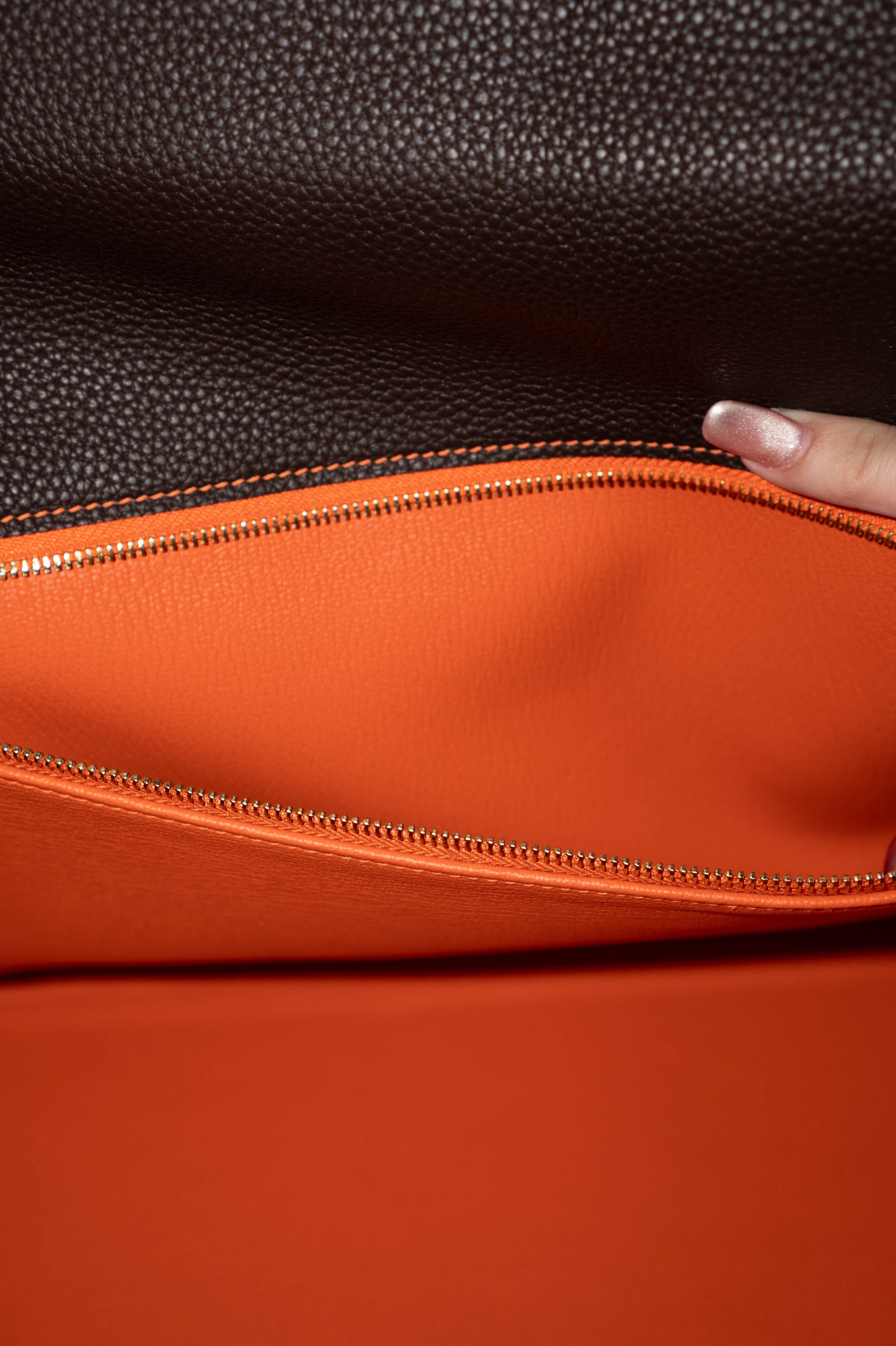 Kelly 40 HSS Special Order – Ebene Togo with Orange Interior