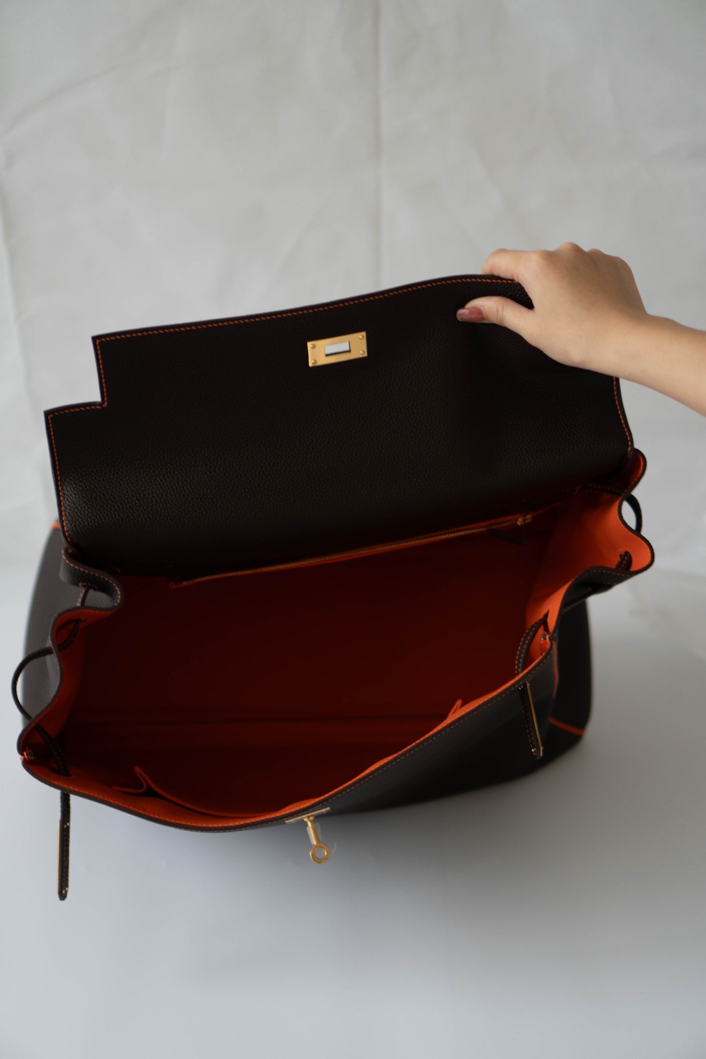Kelly 40 HSS Special Order – Ebene Togo with Orange Interior