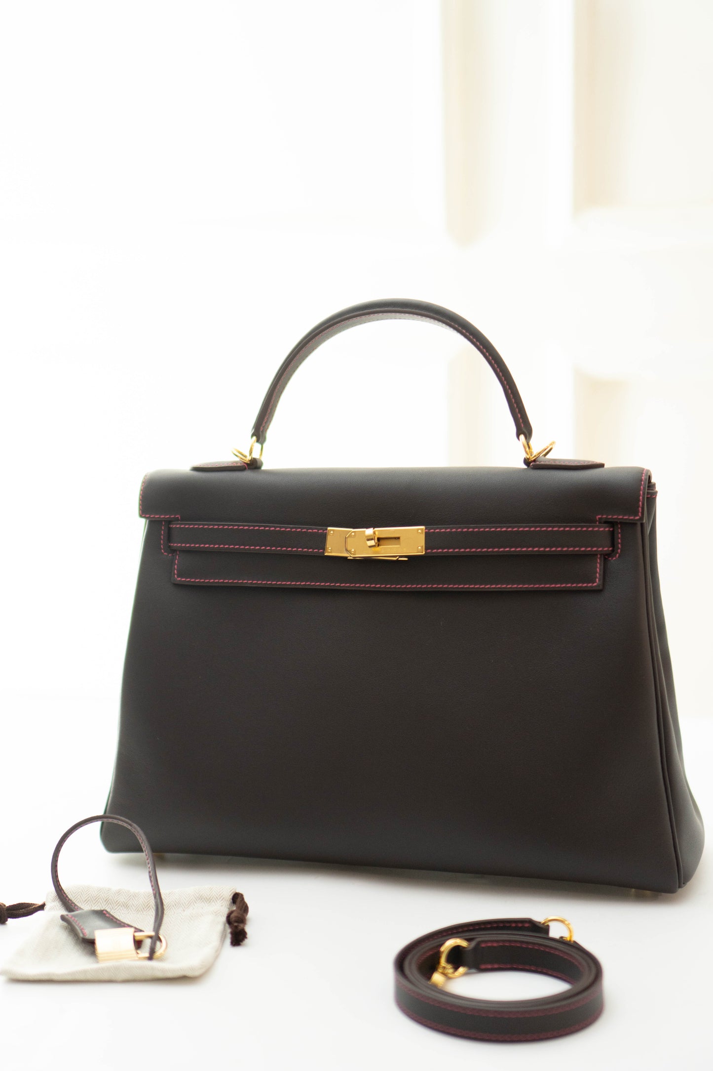 KL 32 in Ebene Epsom calfskin leather
