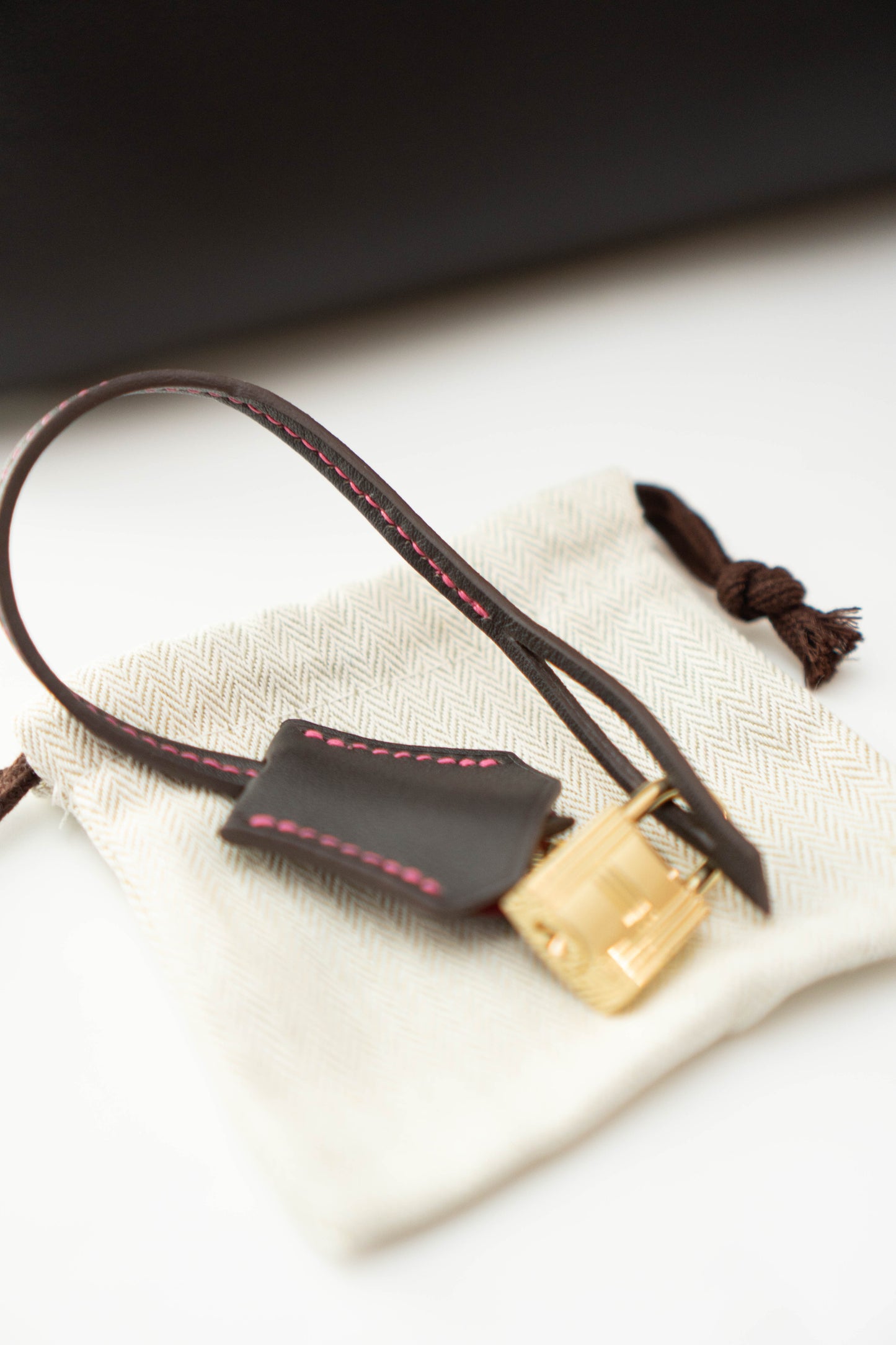 KL 32 in Ebene Epsom calfskin leather