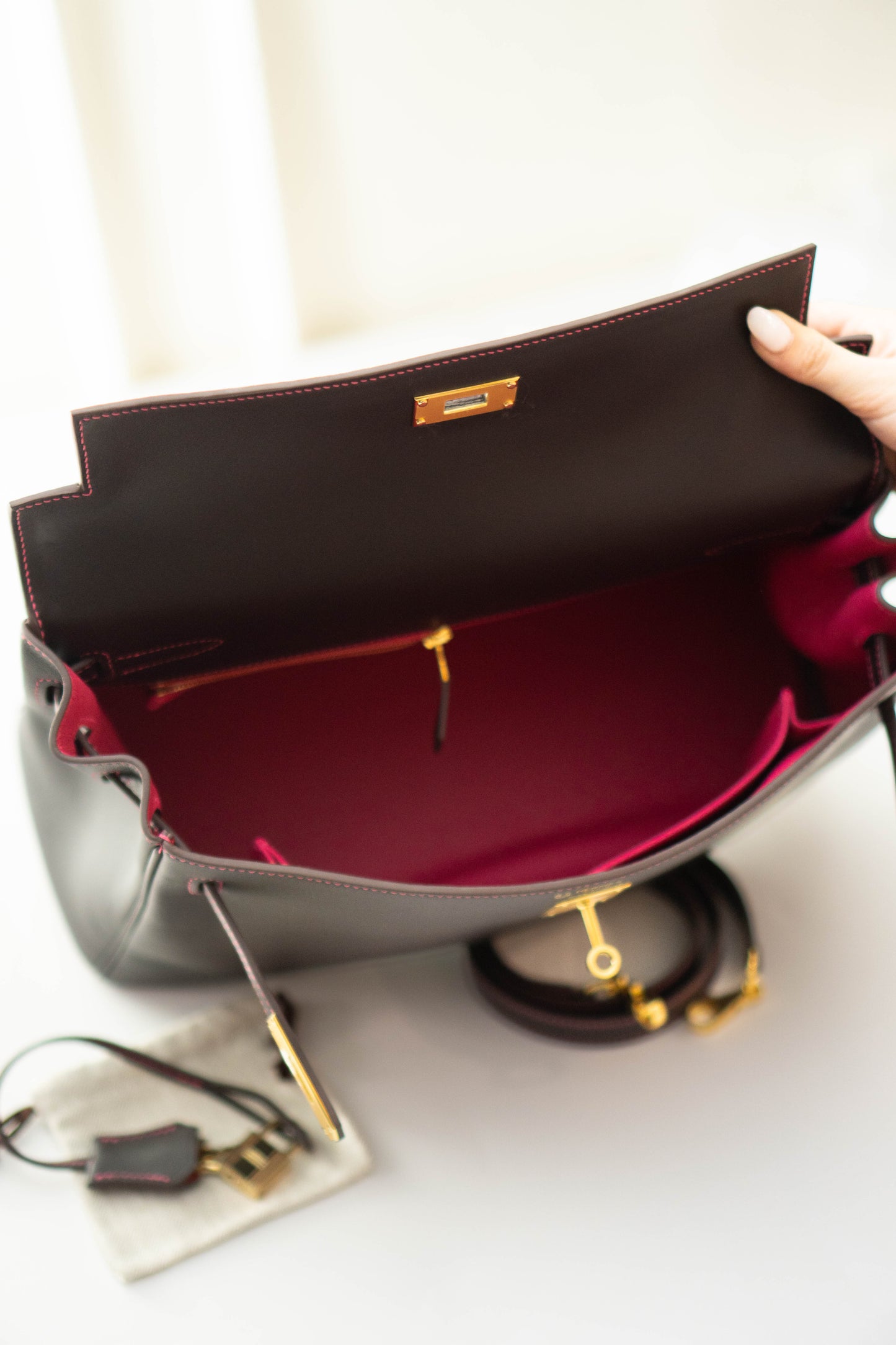 KL 32 in Ebene Epsom calfskin leather