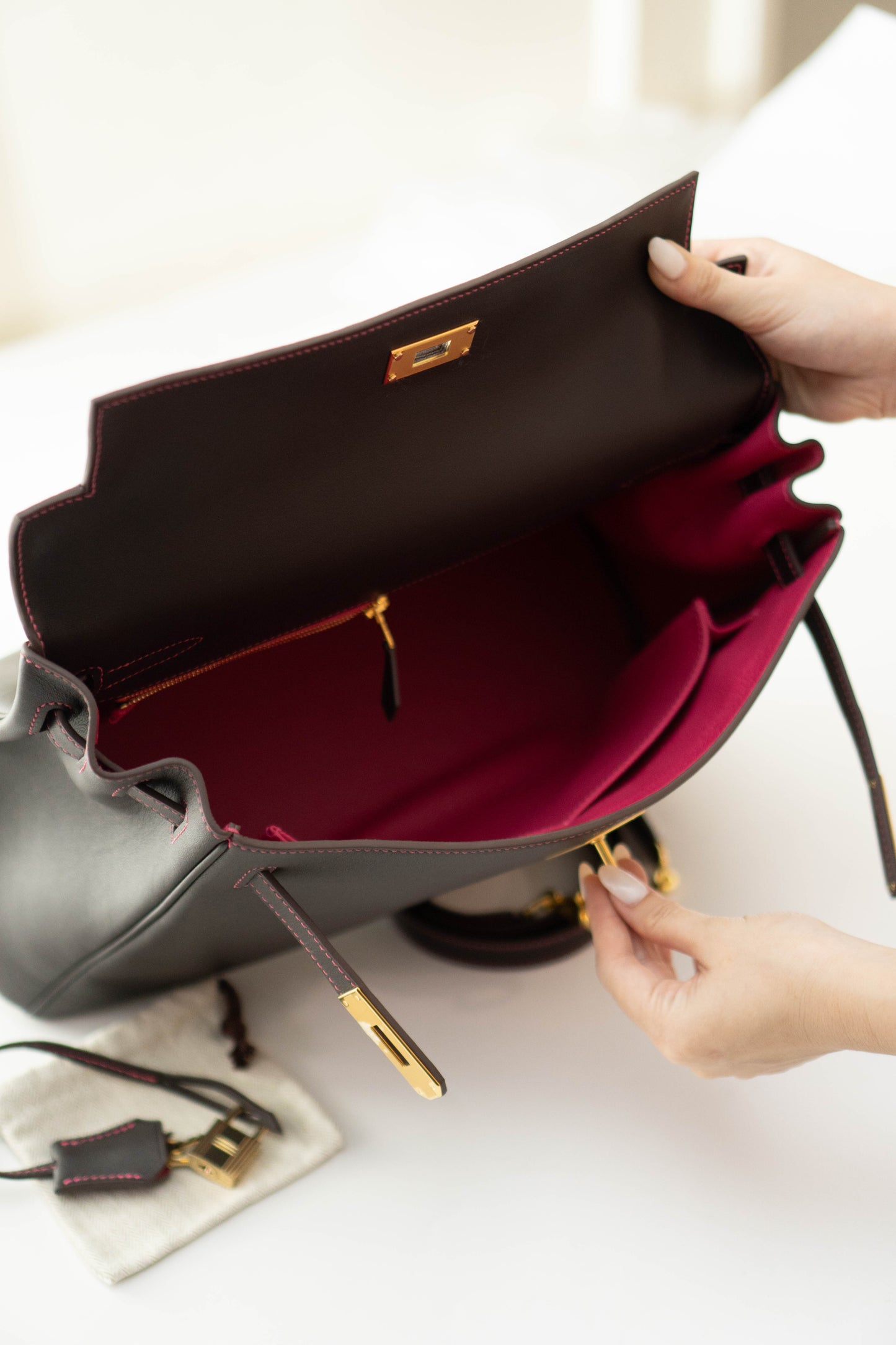 KL 32 in Ebene Epsom calfskin leather