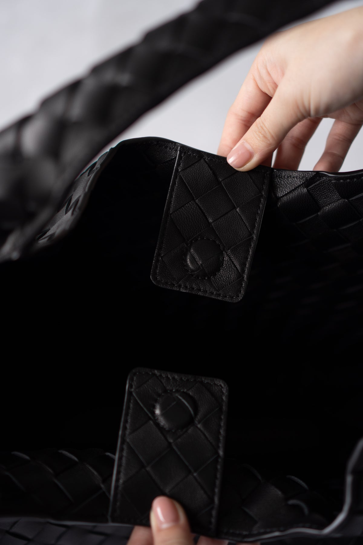 Hop Bag – Black Intrecciato Leather