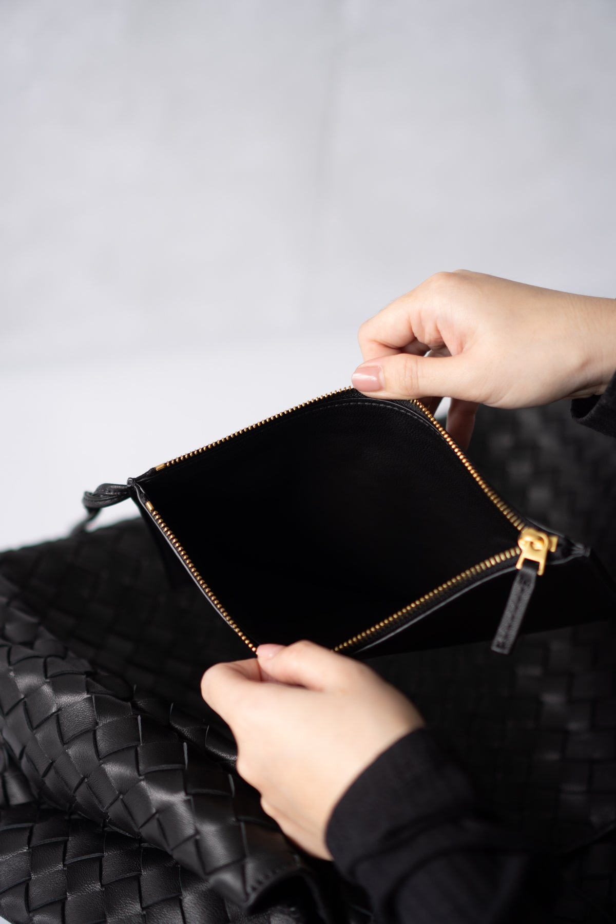 Hop Bag – Black Intrecciato Leather