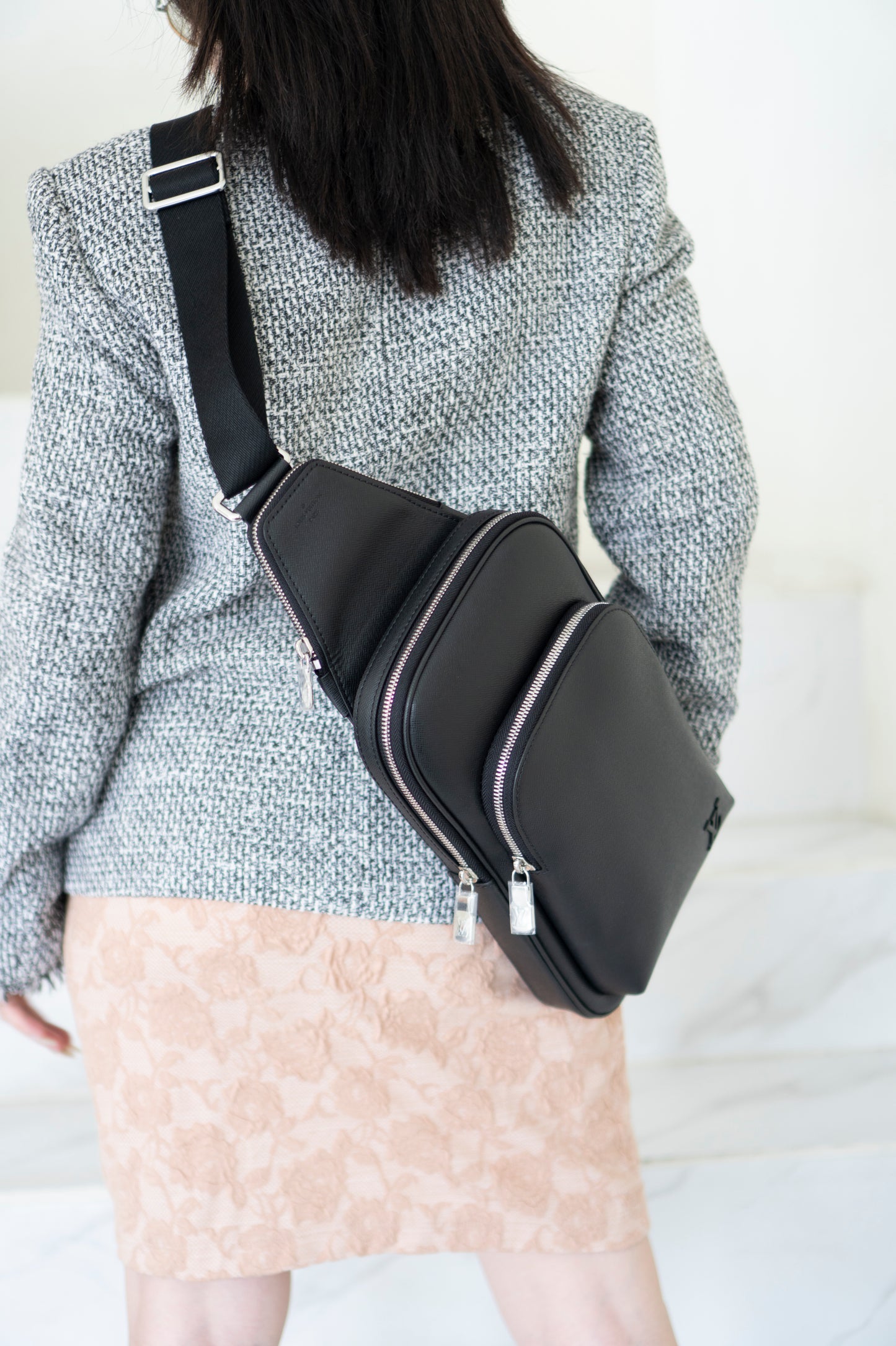 Avenue Sling Bag – Black Taiga Leather