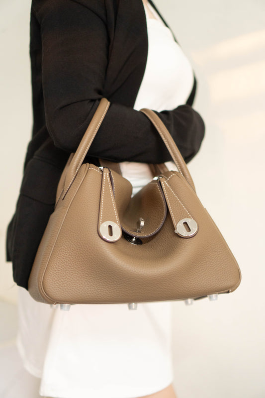 Lindy 26 in Etoupe Taurillon Clemence